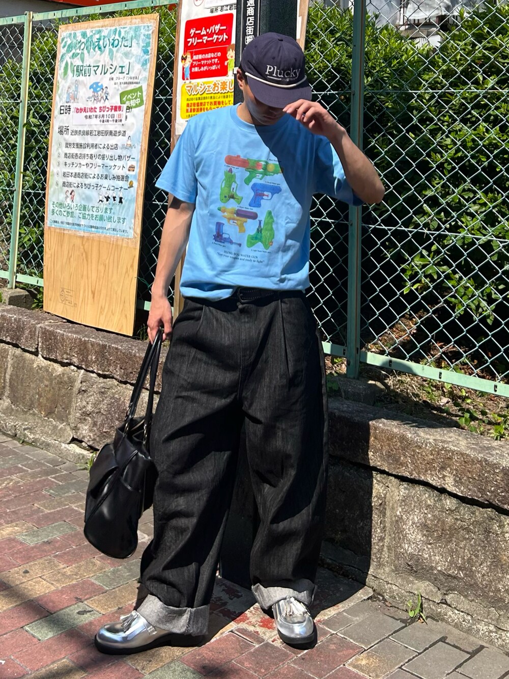 ブルー系のTシャツ/カットソー、ブラック系のデニムパンツ、シルバー系のローファーを着用したメンズの夏コーディネートの2枚目の写真