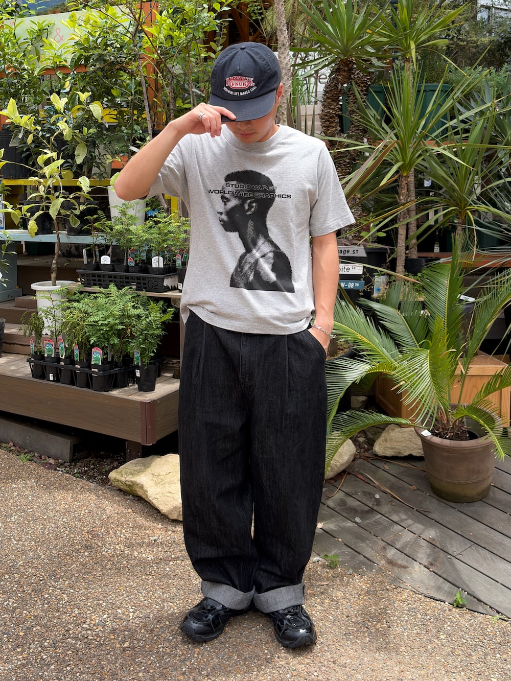 グレー系のTシャツ/カットソー、ブラック系のデニムパンツ、ブラック系のスニーカーを着用したメンズの夏コーディネートの2枚目の写真