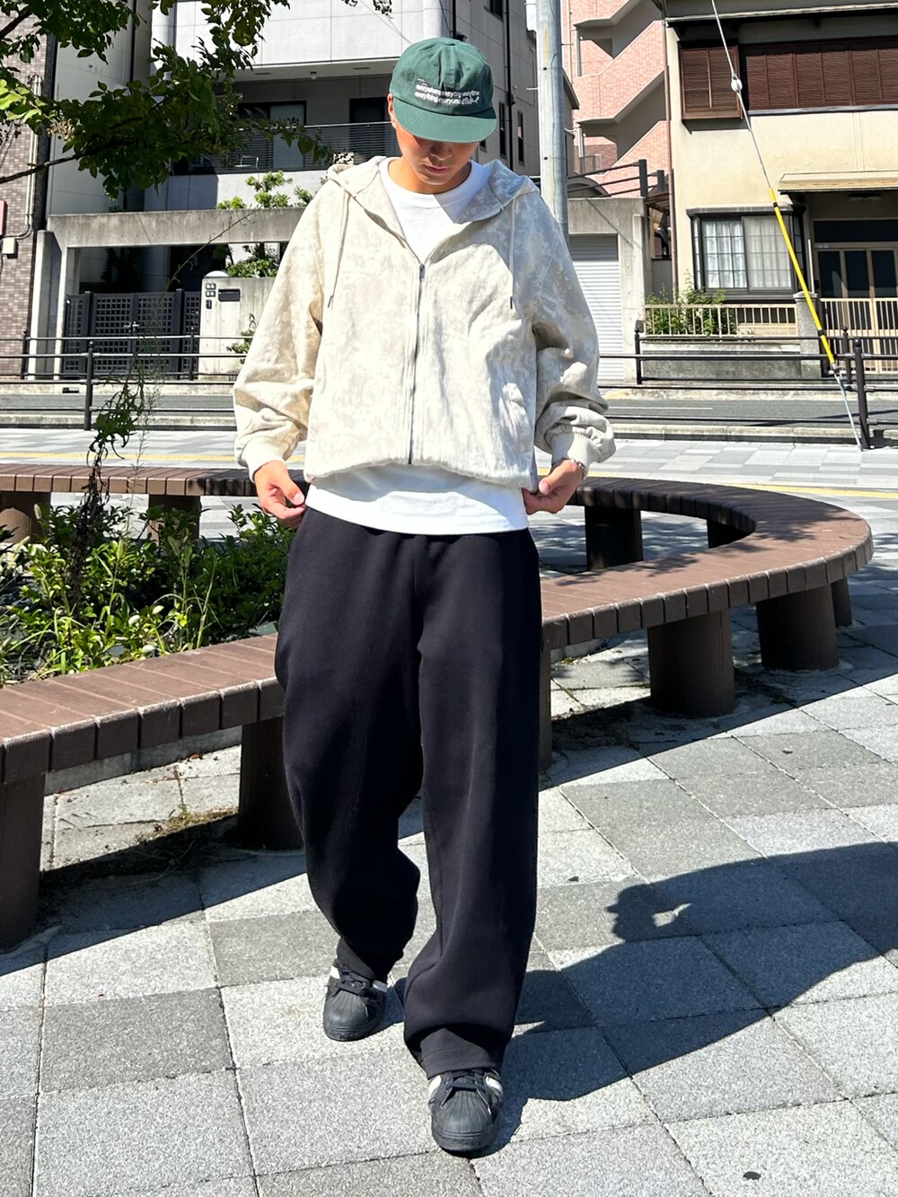 ホワイト系のパーカー、ブラック系のスウェットパンツ、ブラック系のスニーカーを着用したメンズの秋コーディネートの2枚目の写真