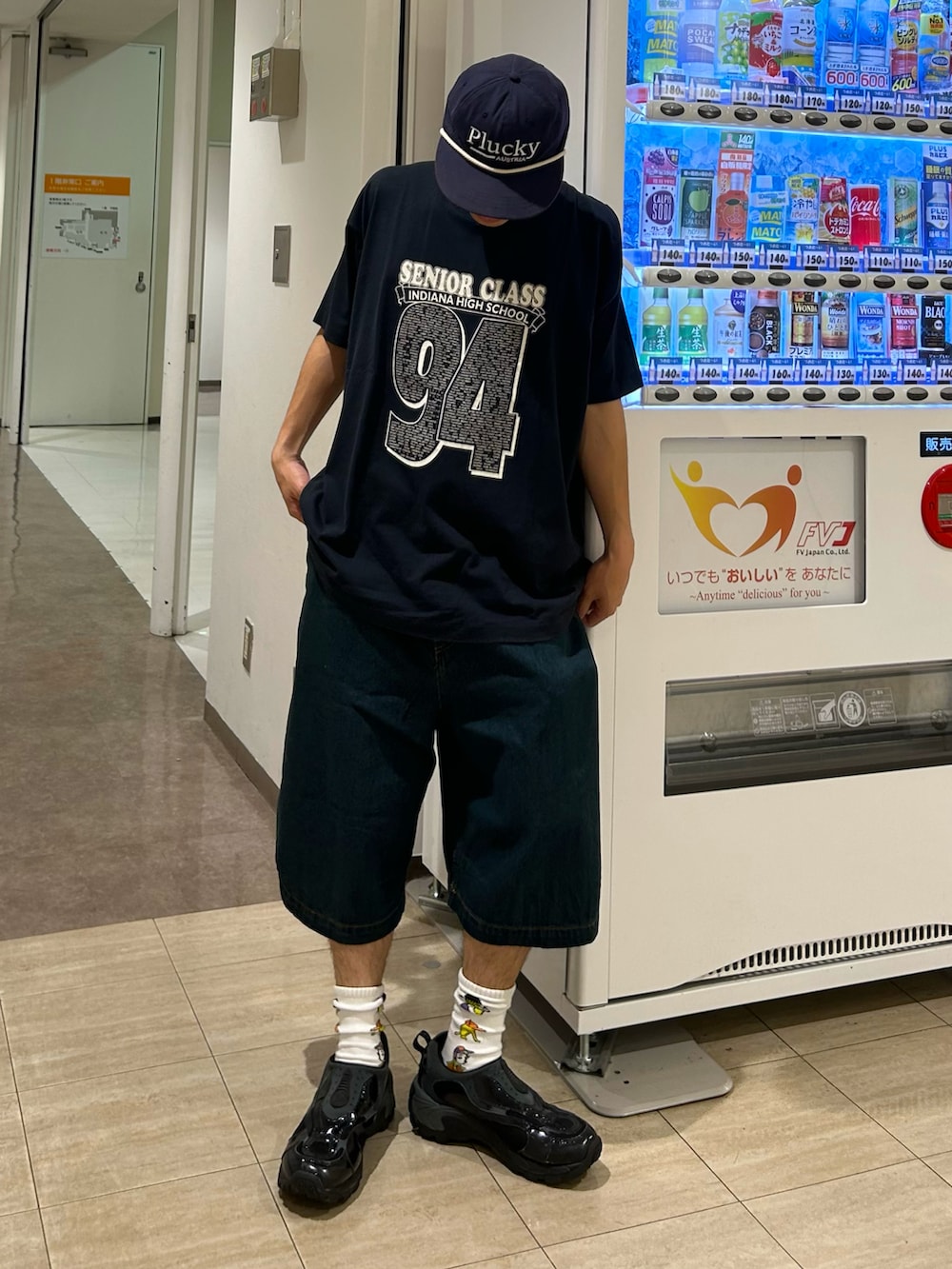 ブルー系のデニムパンツ、ブラック系のTシャツ/カットソー、ブラック系のスニーカーを着用したメンズの夏コーディネートの2枚目の写真