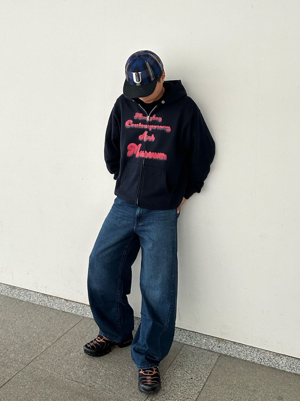 ブルー系のジャケット/アウター、ブルー系のデニムパンツ、ブラック系のスニーカーを着用したメンズの秋コーディネートの2枚目の写真