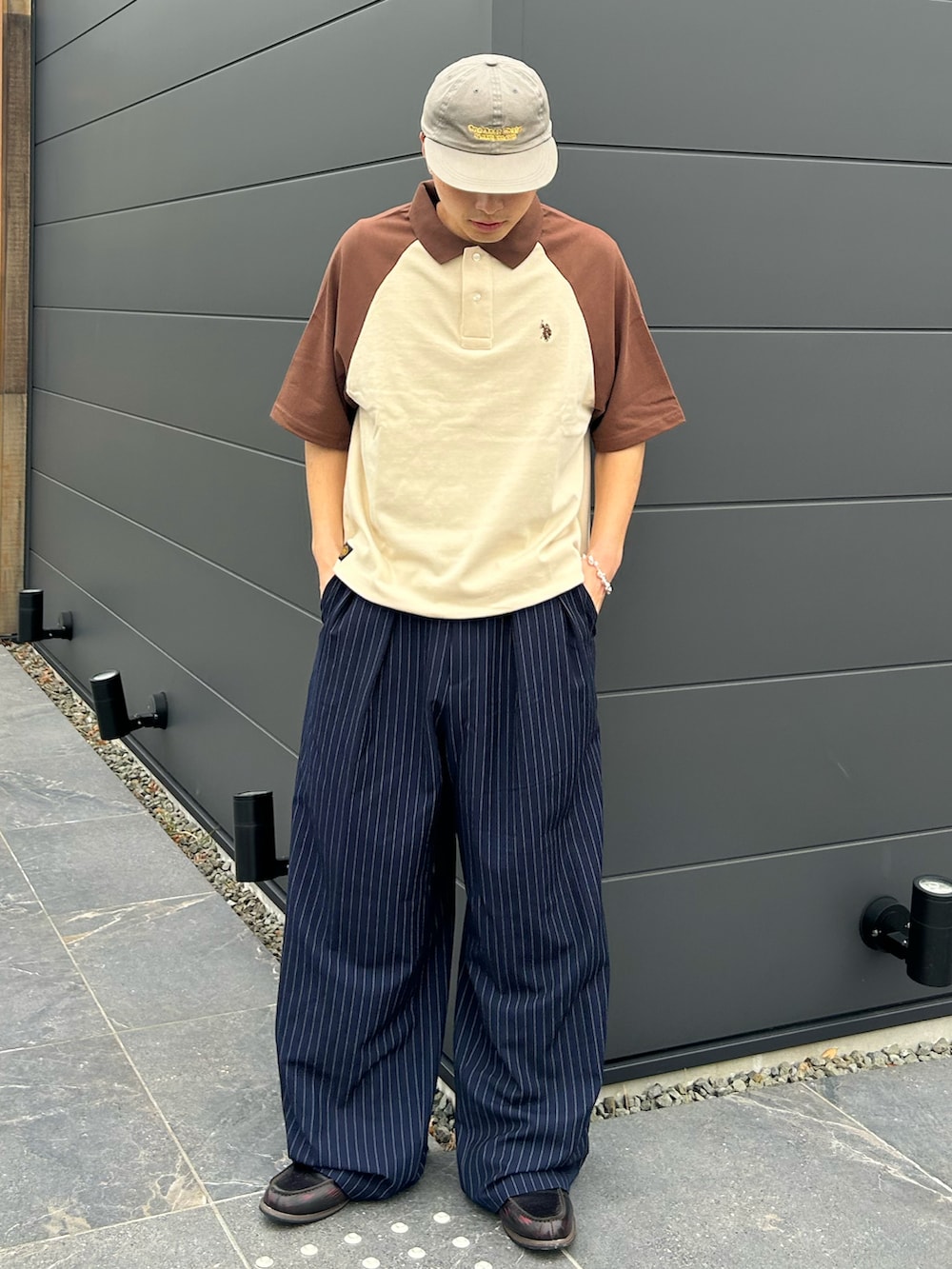 「春めき満開コーデ、春色、ポロシャツ、メンズコーデ、キヤップ、オトナカジュアル、春服コーデ、おでかけコーデ、大人カジュアル、休日スタイル、ストリートファッション、いいね、save、フォローお願いします🤑、低身長コーデ、ootd、outfit」｜「CIAOPANIC TYPYの【UNISEX】タックボリュームワイドスラックス（スラックス、ブルー系）」を使った、Shimoさん（メンズ・169cm）の春コーディネートの2枚目の写真