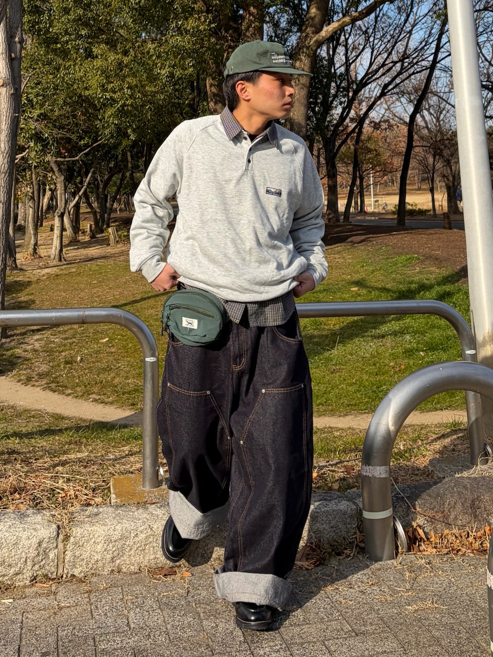 グレー系のスウェット、その他のデニムパンツ、グリーン系のボディバッグ/ウエストポーチを着用したメンズの春コーディネートの2枚目の写真