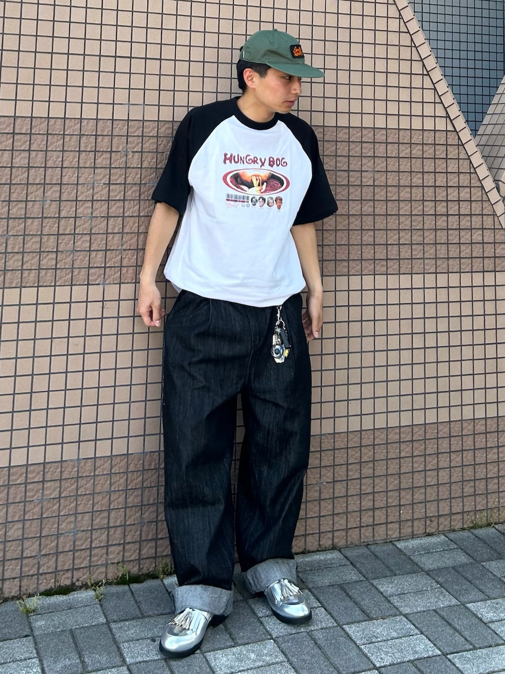 「夏コーデ、白Tシャツ、大人カジュアル、ラグランTシャツ、春夏コーデ、ootd、夏服、ローファー、キャップ、デニム、低身長コーデ、お出かけコーデ、おしゃれさんと繋がりたい、オーバーサイズ、ストリート」｜「HUNGBOGのアイテム（Tシャツ/カットソー、ホワイト系）」を使った、Shimoさん（メンズ・169cm）の夏コーディネートの2枚目の写真