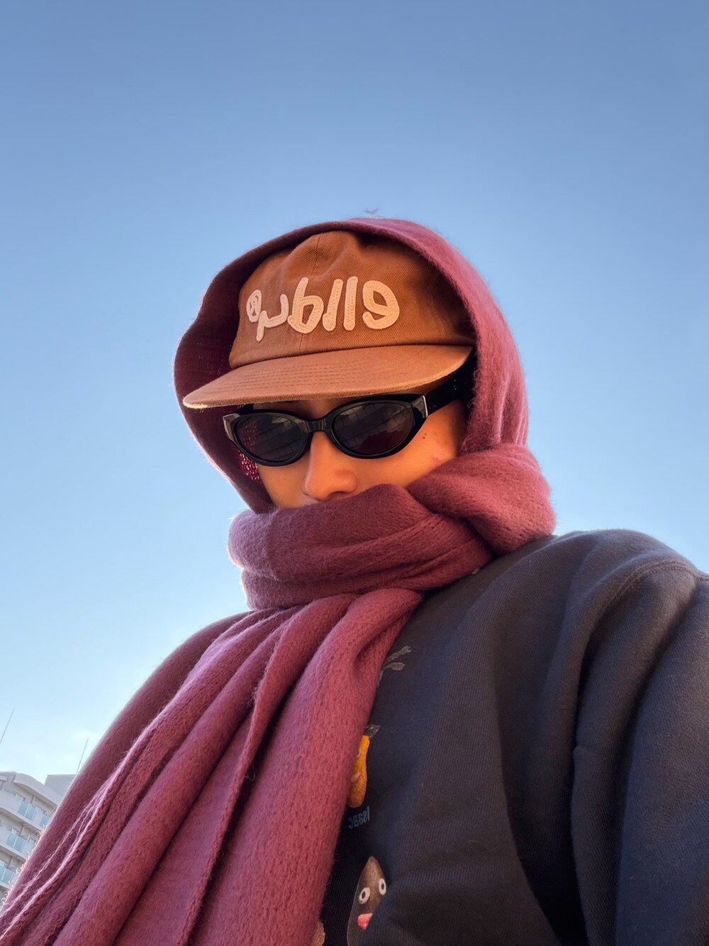 ブラック系のローファー、ブルー系のスウェット、グレー系のスウェットパンツを着用したメンズの冬コーディネートの4枚目の写真