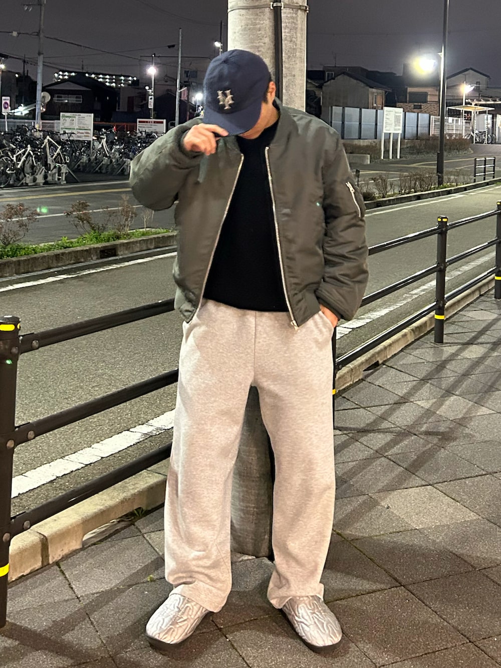 「プチプラ、オトナカジュアル、春服、メンズコーデ、大人コーデ、お洒落さんとつながりたい、ゆるコーデ、休日コーデ、いいね、save、フォローお願いします🤑、低身長コーデ、着回しコーデ、カジュアルコーデ、キャップ、スウェットパンツ、ジャケットスタイル」｜「FREAK'S STOREの限定展開 MR HEARTS/ミスターハーツ MR HEARTS/ミスターハーツ SHORT LENGTH MA-1（MA-1、グリーン系）」を使った、Shimoさん（メンズ・169cm）の春コーディネートの2枚目の写真