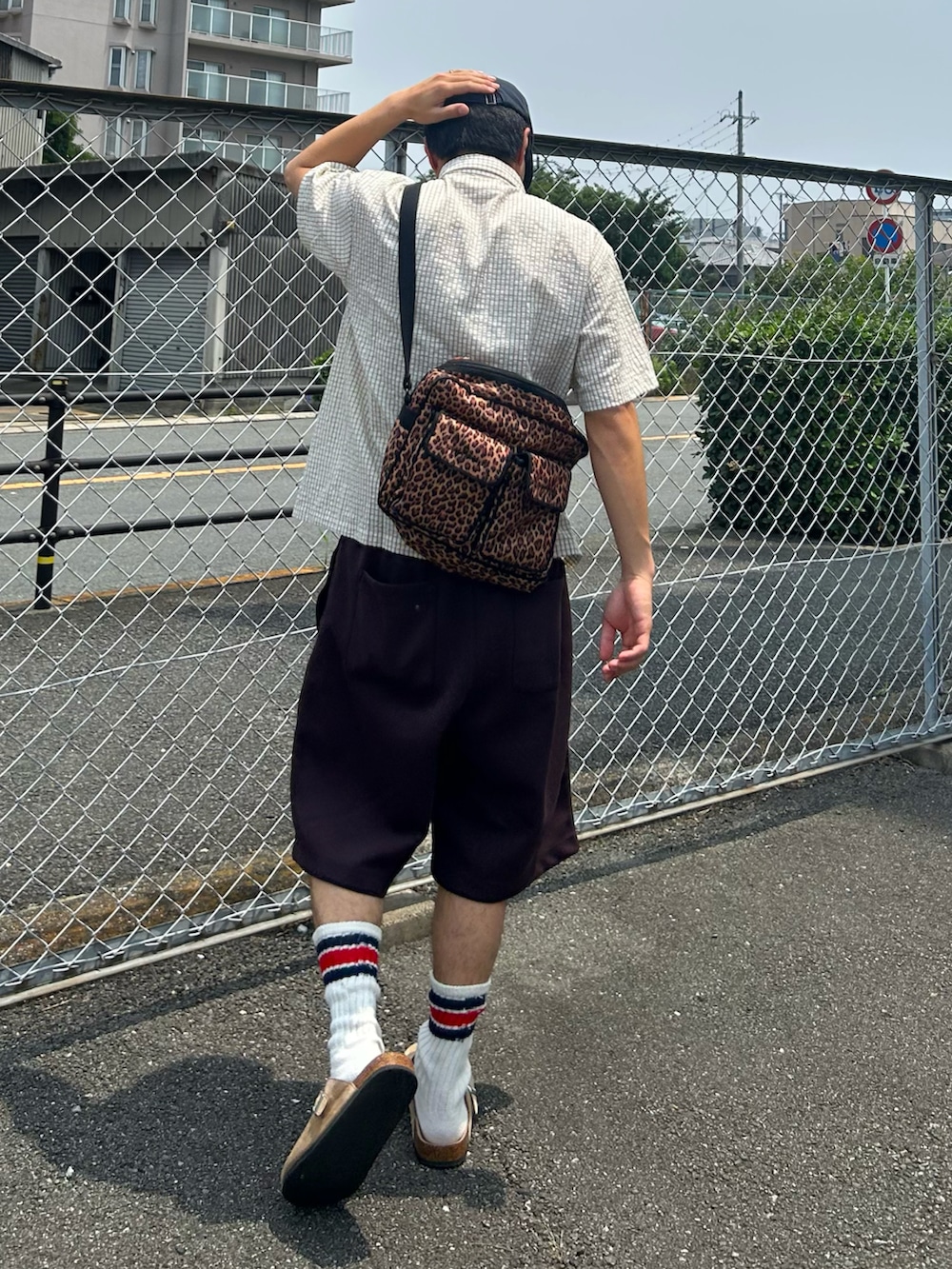 ベージュ系のサンダル、ベージュ系のシャツ/ブラウス、ブラウン系のスウェットパンツを着用したメンズの夏コーディネートの2枚目の写真