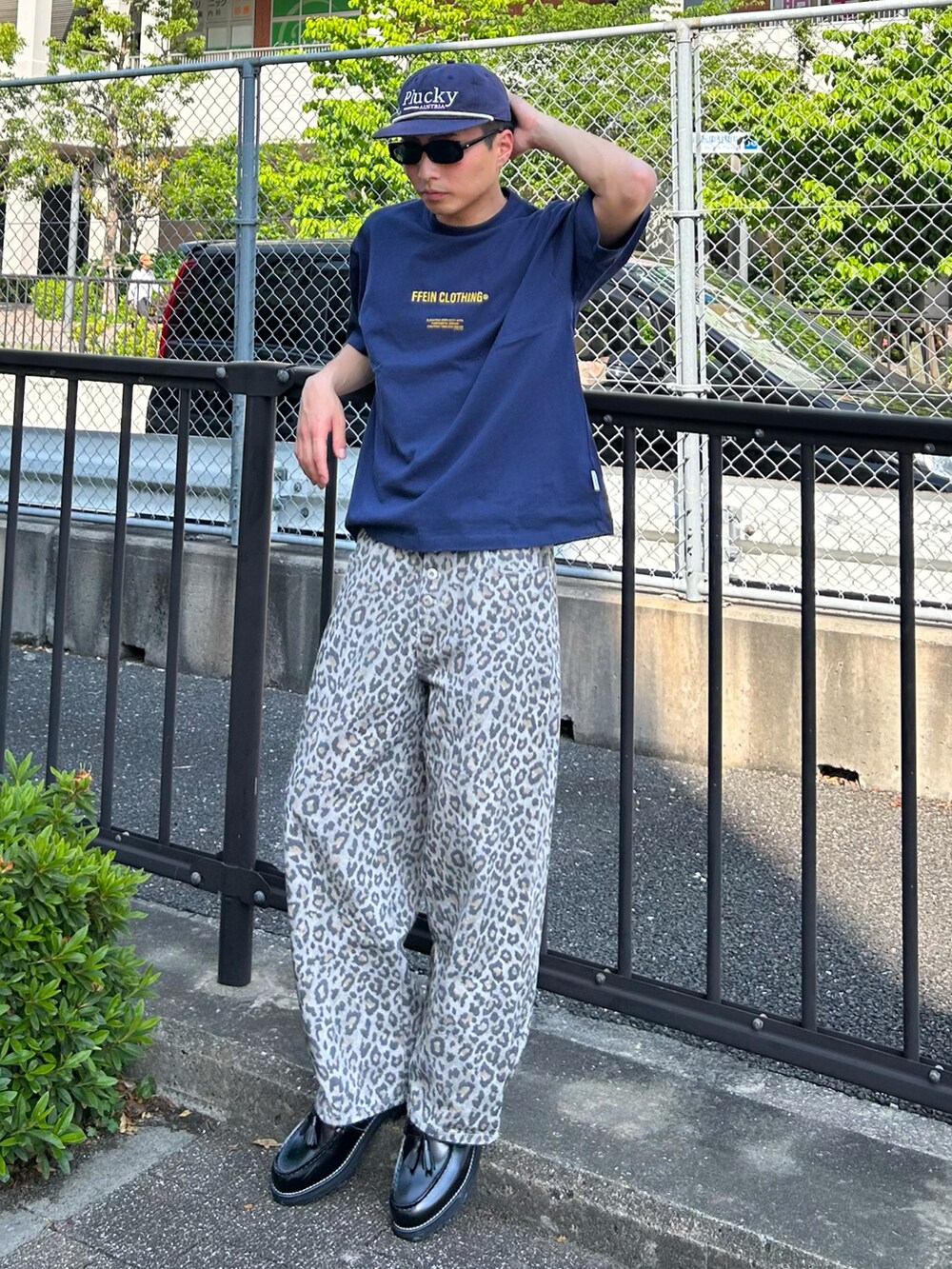 ブルー系のTシャツ/カットソー、イエロー系のその他パンツ、ブラック系のローファーを着用したメンズの春コーディネートの2枚目の写真