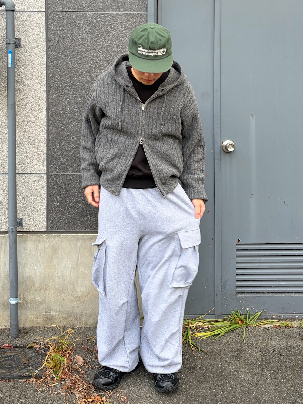 グレー系のパーカー、その他のスウェットパンツ、ブラック系のスニーカーを着用したメンズの春コーディネートの2枚目の写真