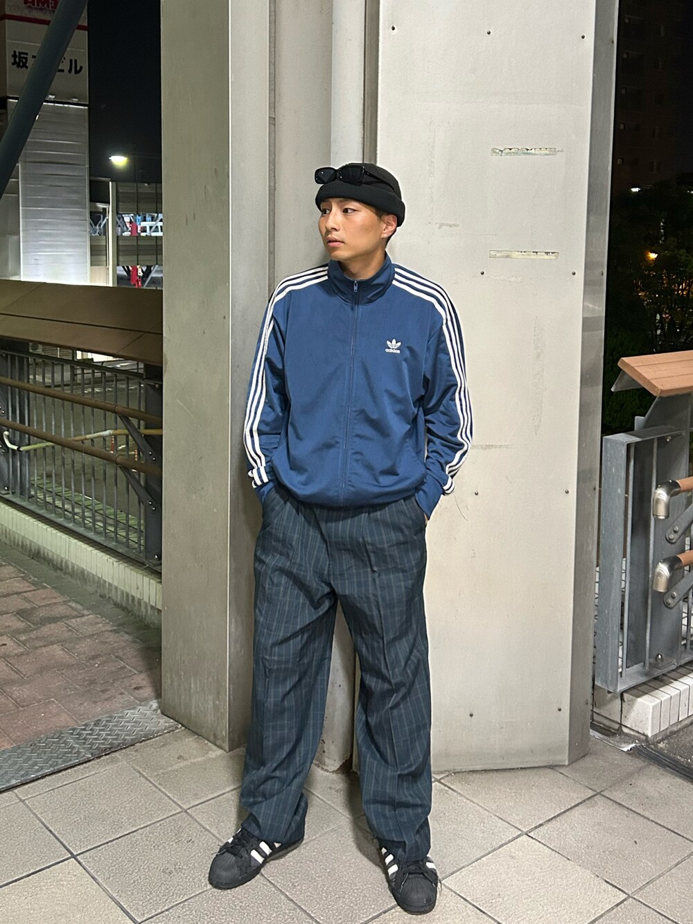「秋っぽコーデ更新中、チェック、アウトドアスタイル、秋服準備はじめました、スニーカーコーデ、秋服コーデ、休日コーデ、シンプルスタイル、メンズファッション、おしゃれさんと繋がりたい、古着、着回しコーデ、おでかけコーデ、adidas、ビーニー」｜「adidasのアイテム（スニーカー、ブラック系）」を使った、Shimoさん（メンズ・169cm）の秋コーディネートの2枚目の写真