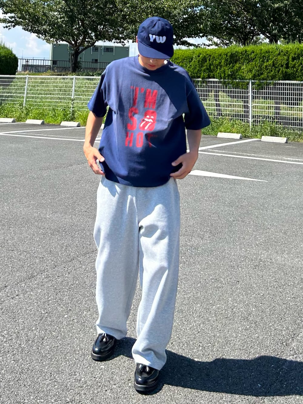 グレー系のスウェットパンツ、ブルー系のTシャツ/カットソー、ブラック系のローファーを着用したメンズの秋コーディネートの2枚目の写真
