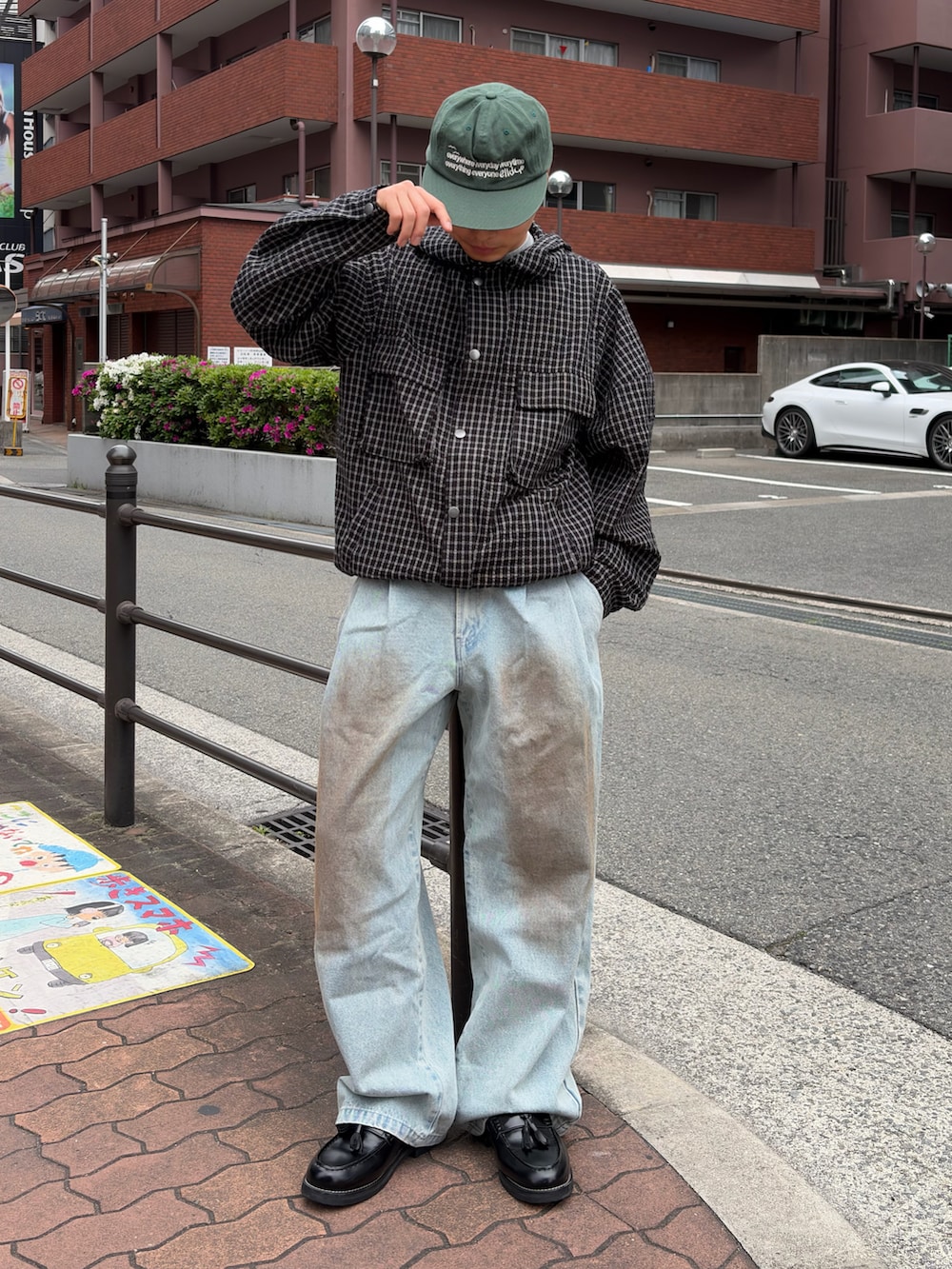 ブラック系のパーカー、ブルー系のデニムパンツ、ブラック系のローファーを着用したメンズの夏コーディネートの3枚目の写真
