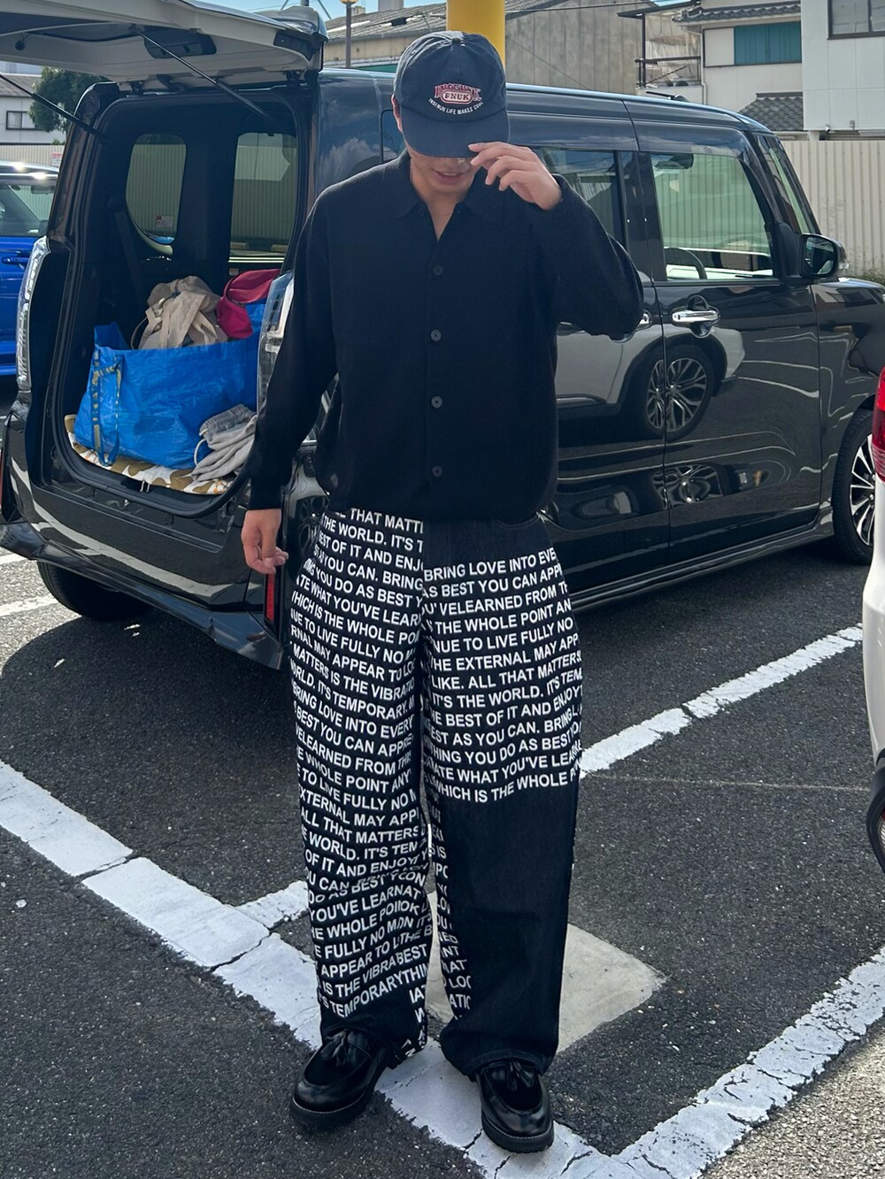 ブルー系のデニムパンツ、ブラック系のローファー、ブラック系のニット/セーターを着用したメンズの秋コーディネートの2枚目の写真