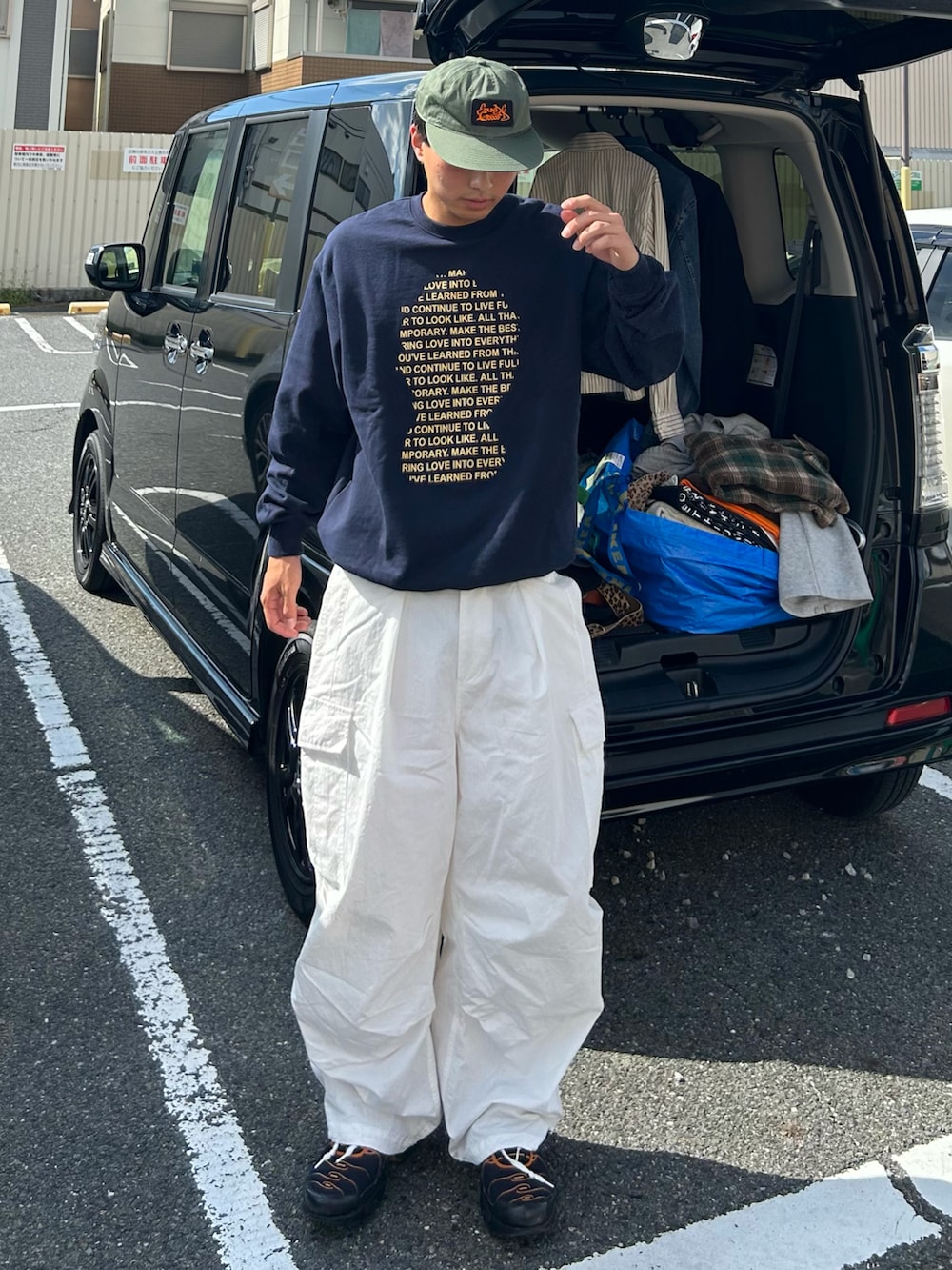 ブルー系のスウェット、ホワイト系のその他パンツ、ブラック系のスニーカーを着用したメンズの秋コーディネートの2枚目の写真