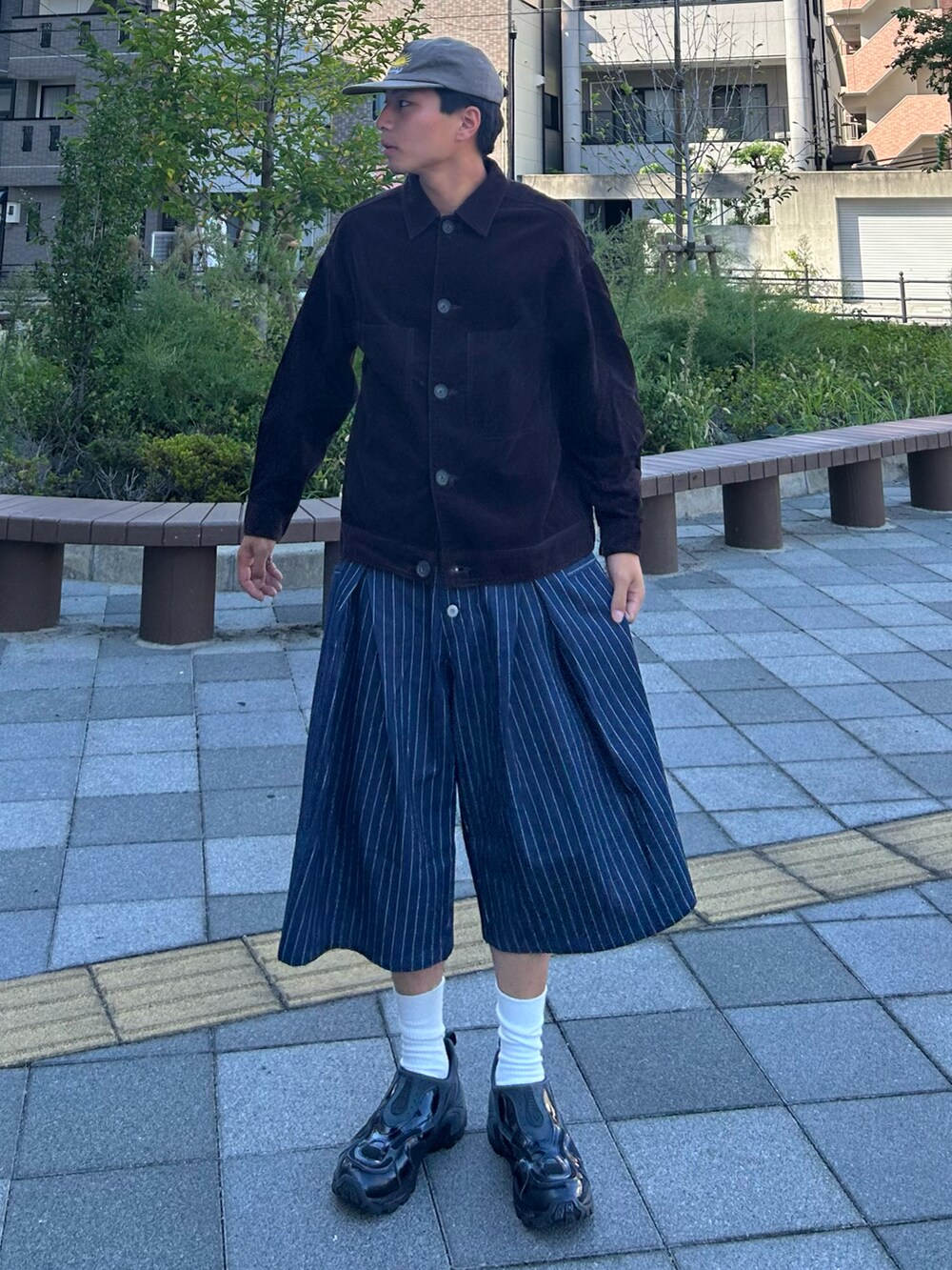 ブルー系のその他パンツ、ブラウン系のジャケット/アウター、ブラック系のスニーカーを着用したメンズの秋コーディネートの2枚目の写真