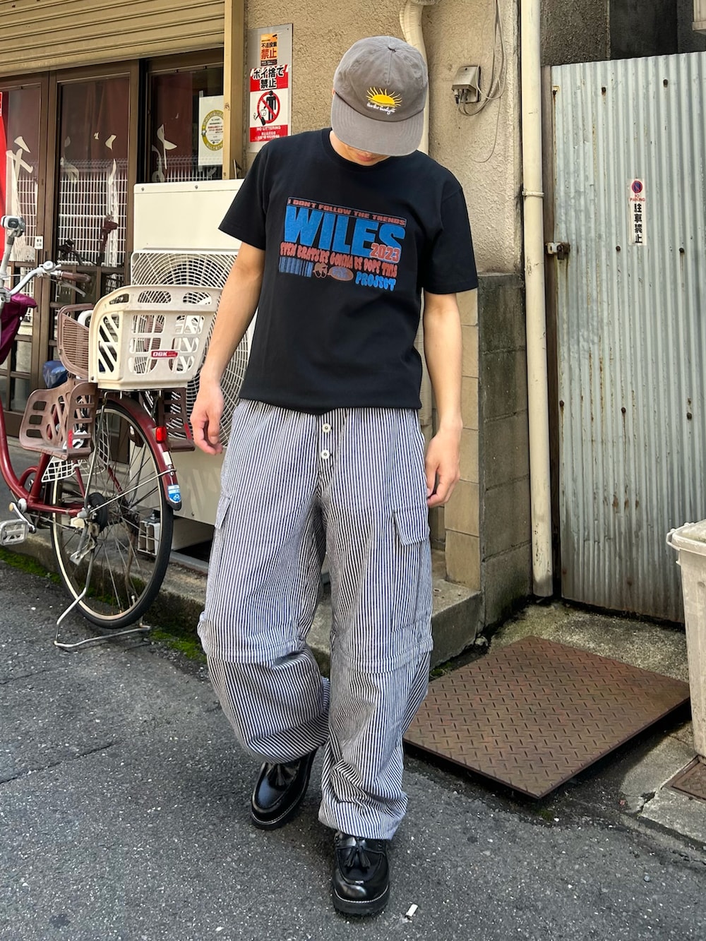 「黒Tシャツ、夏コーデ、大人カジュアルコーデ、オトナカジュアル、シンプルスタイル、おでかけコーデ、おしゃれさんと繋がりたい、ストリートコーデ、ローファー、休日スタイル、低身長コーデ、キャップ、ootd、outfit、おすすめ」｜「WILESのアイテム（Tシャツ/カットソー、ブラック系）」を使った、Shimoさん（メンズ・169cm）の夏コーディネートの2枚目の写真
