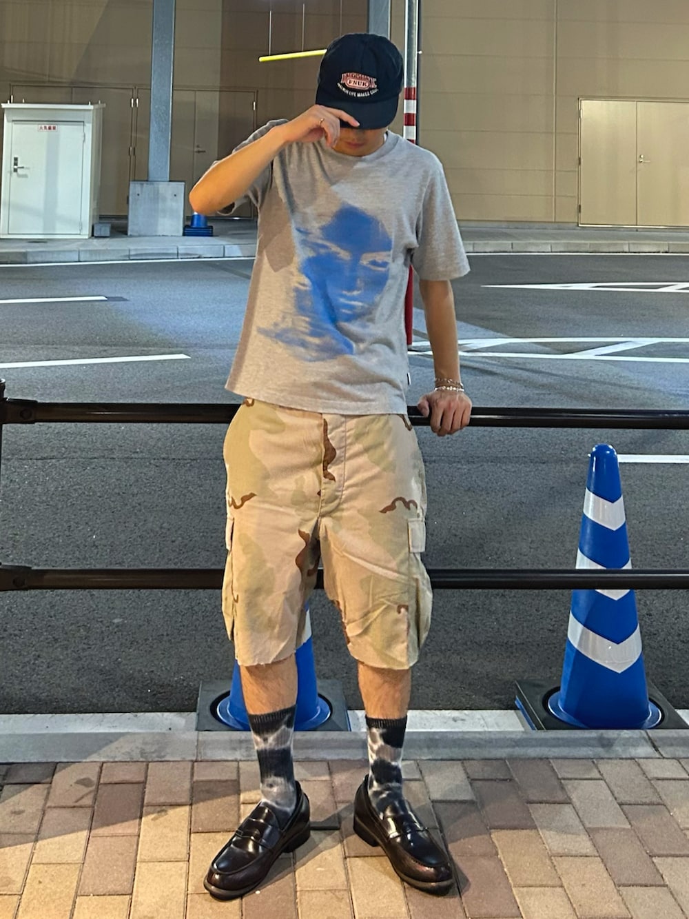 ブラウン系のローファー、グレー系のTシャツ/カットソー、ベージュ系のカーゴパンツを着用したメンズの夏コーディネートの2枚目の写真