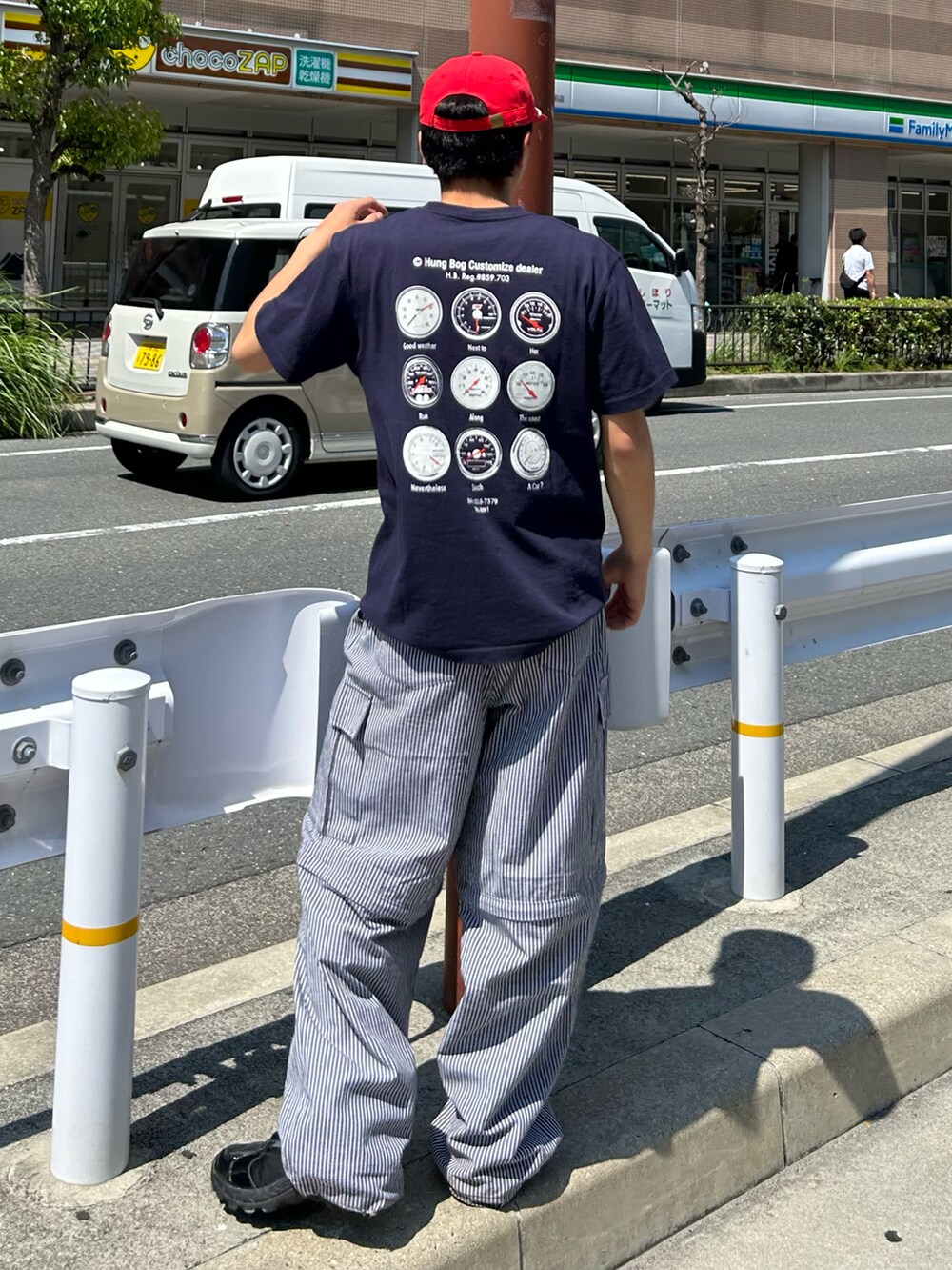 ブルー系のTシャツ/カットソー、ブラック系のカーゴパンツ、ブラック系のスニーカーを着用したメンズの夏コーディネートの2枚目の写真