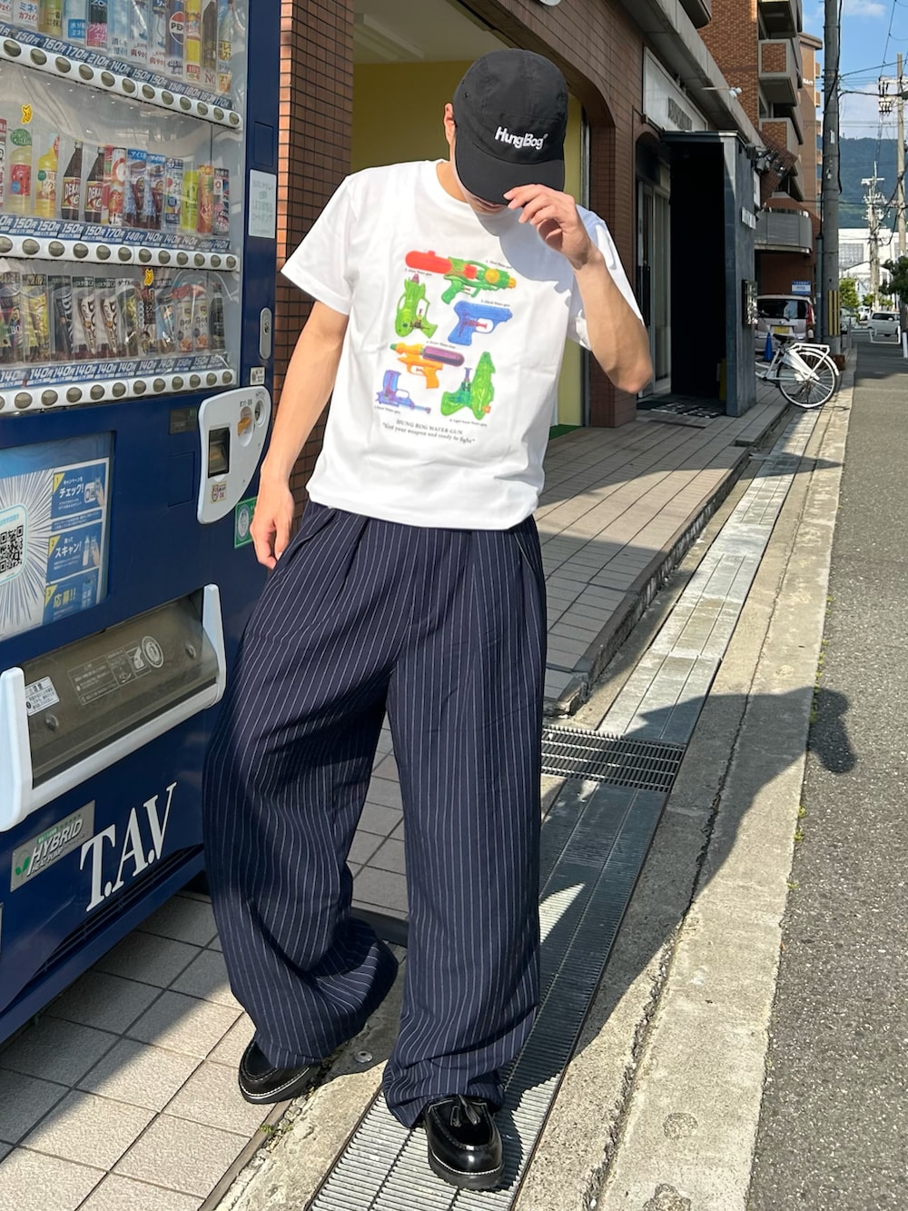 「夏コーデ、白Tシャツ、大人コーデ、キレイめカジュアル、ゆるコーデ、ローファー、スラックス、outfit、低身長コーデ、お出かけコーデ、おしゃれさんと繋がりたい、いいね、save、フォローお願いします🤑、差し色コーデ、ストリートブランド、アウトドアスタイル」｜「HUNGBOGのアイテム（Tシャツ/カットソー、ホワイト系）」を使った、Shimoさん（メンズ・169cm）の夏コーディネートの2枚目の写真