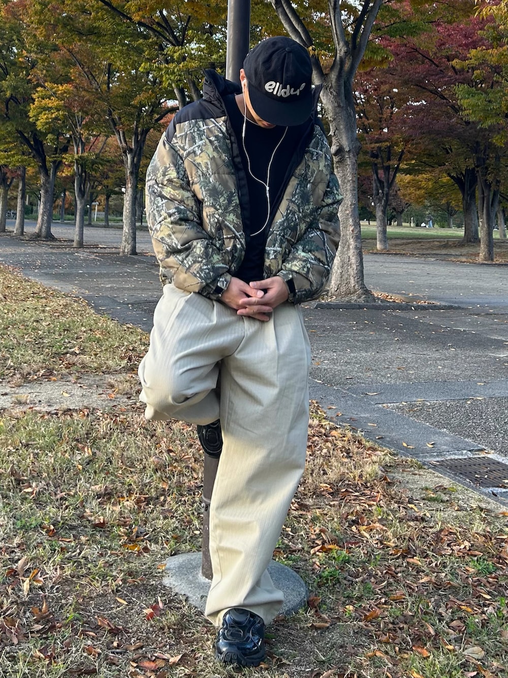 その他のダウンジャケット/コート、ベージュ系のパンツ、ブラック系のスニーカーを着用したメンズの冬コーディネートの2枚目の写真