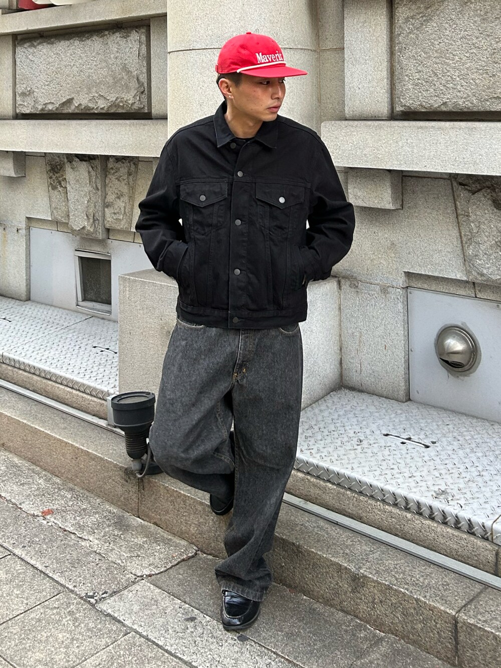 「冬コーデ、マイベストコーデ2024、WEARyouthコーデ、低身長コーデ、お出かけコーデ、シンプルコーデ、差し色(赤)、おしゃれさんと繋がりたい、クリスマスコーデ、いいね、save、フォローお願いします🤑、メンズファッション、デニム、ootd、outfit、キャップ」｜「GUのアイテム（デニムジャケット、ブラック系）」を使った、Shimoさん（メンズ・169cm）の冬コーディネートの2枚目の写真