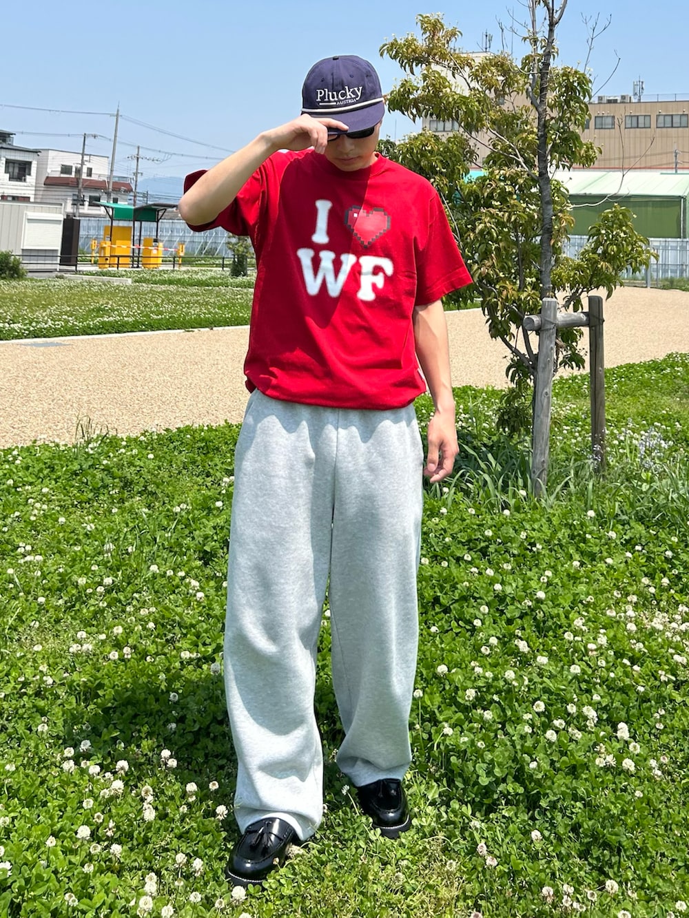 「やっぱり帽子が好き、最近のいい感じコーデ、サングラス、カジュアルコーデ、ゆるコーデ、お洒落さんとつながりたい、初夏コーデ、お出かけコーデ、Tシャツ、スウェット、いいね、save、フォローお願いします🤑、ローファー、ootd、outfit、キャップ」｜「WISH FOR EVERのDRAWCODE I LOVE T/ドローコードアイラブT（Tシャツ/カットソー、レッド系）」を使った、Shimoさん（メンズ・169cm）の春コーディネートの2枚目の写真