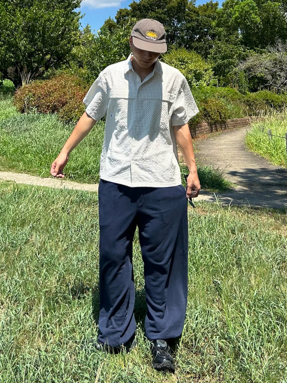 ベージュ系のシャツ/ブラウス、ブラック系のローファー、ブルー系のスウェットパンツを着用したメンズの夏コーディネートの2枚目の写真