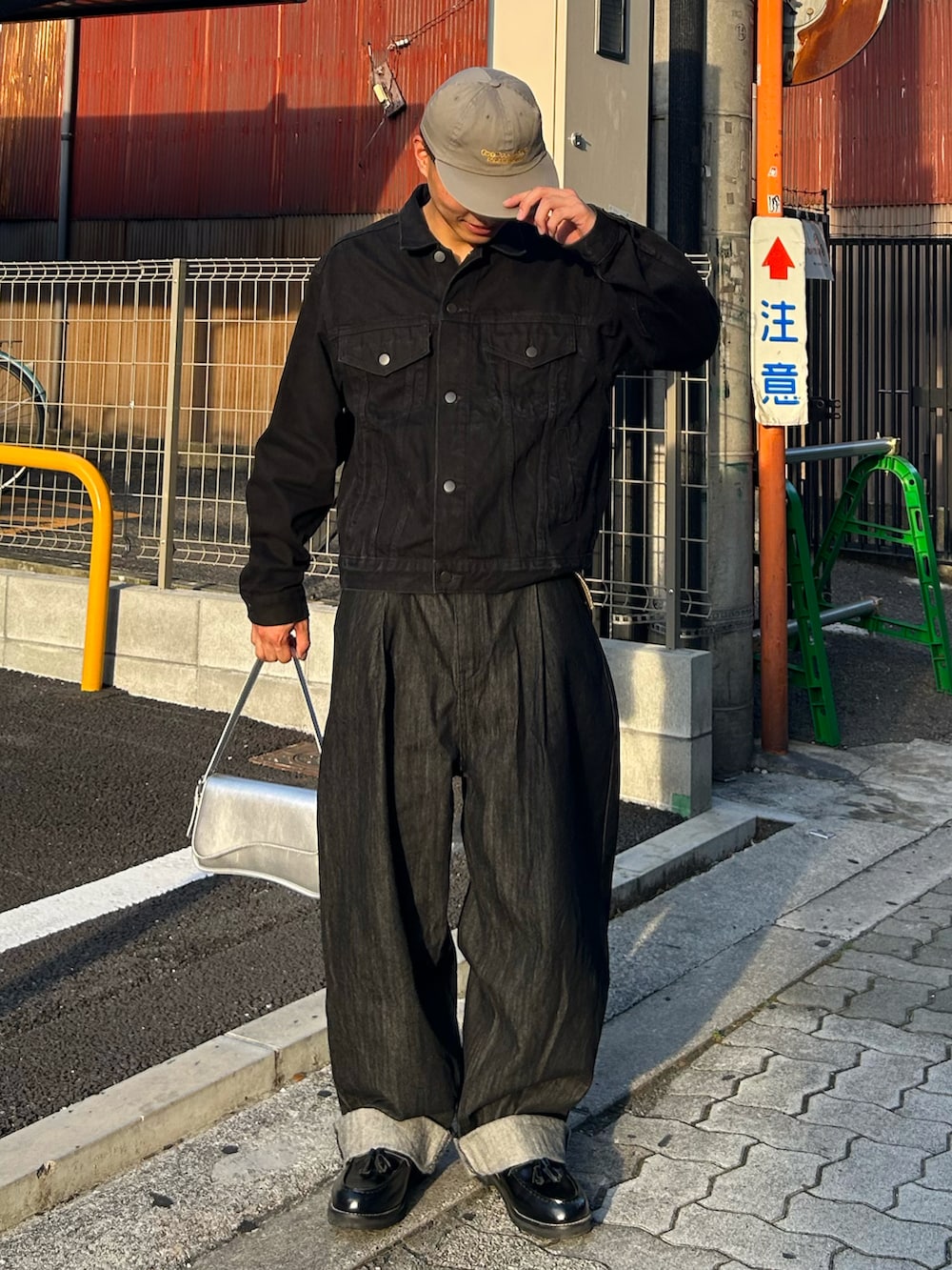 ブラック系のローファー、ブラック系のデニムジャケット、ブラック系のデニムパンツを着用したメンズの秋コーディネートの2枚目の写真