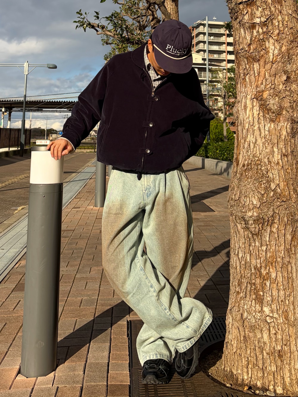 ブルー系のデニムパンツ、ブルー系のジャケット/アウター、ブラック系のスニーカーを着用したメンズの冬コーディネートの2枚目の写真