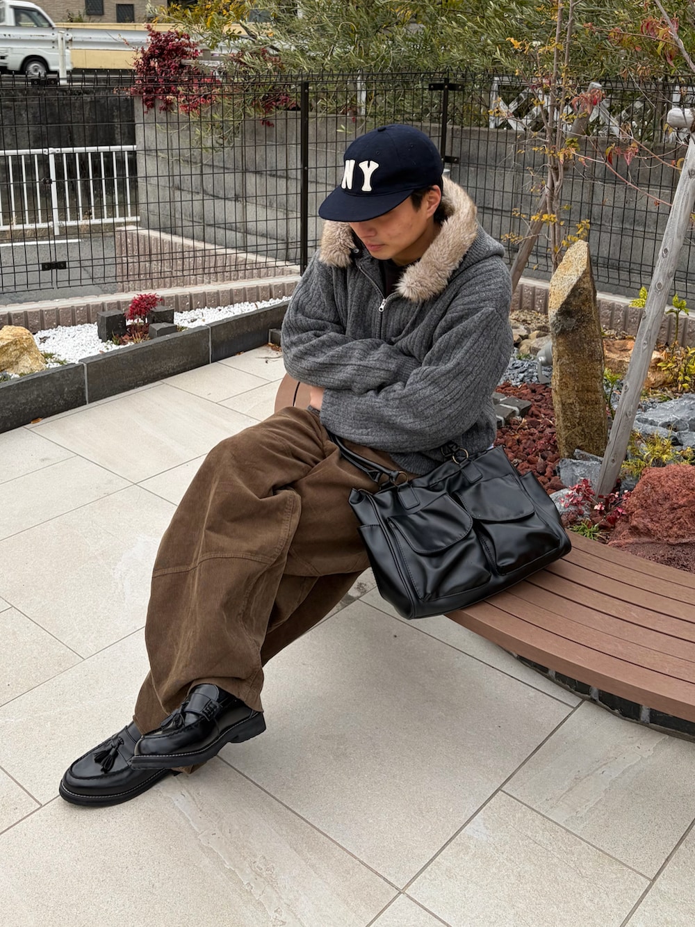 その他のその他パンツ、ブラック系のローファー、グレー系のパーカーを着用したメンズの冬コーディネートの2枚目の写真