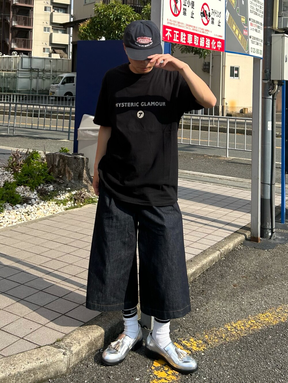 ブラック系のTシャツ/カットソー、ブルー系のデニムパンツ、シルバー系のローファーを着用したメンズの夏コーディネートの2枚目の写真