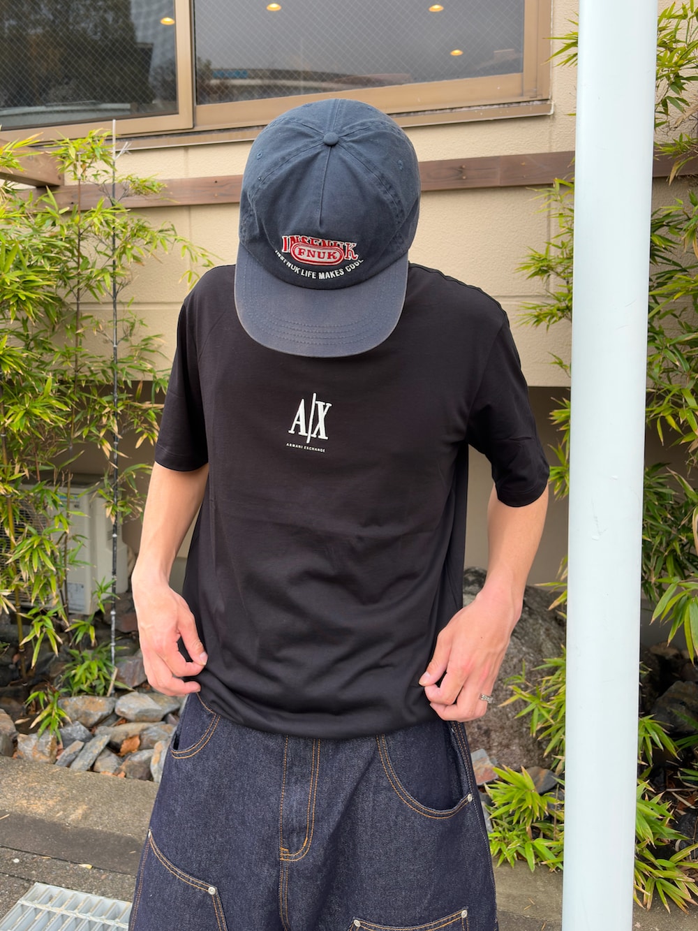 ブラック系のTシャツ/カットソーを着用したメンズの春コーディネートの3枚目の写真