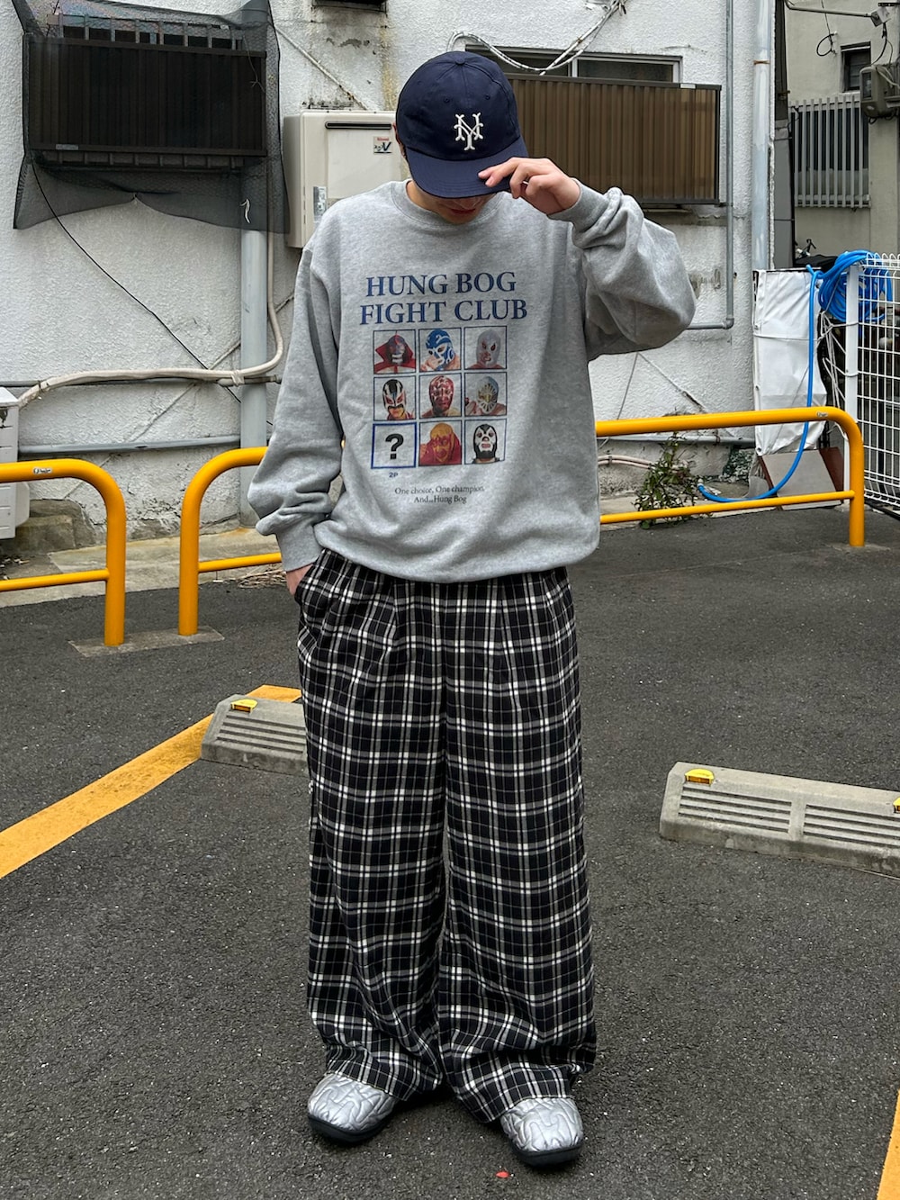 グレー系のスウェット、ブラック系のその他パンツ、シルバー系のサンダルを着用したメンズの冬コーディネートの2枚目の写真