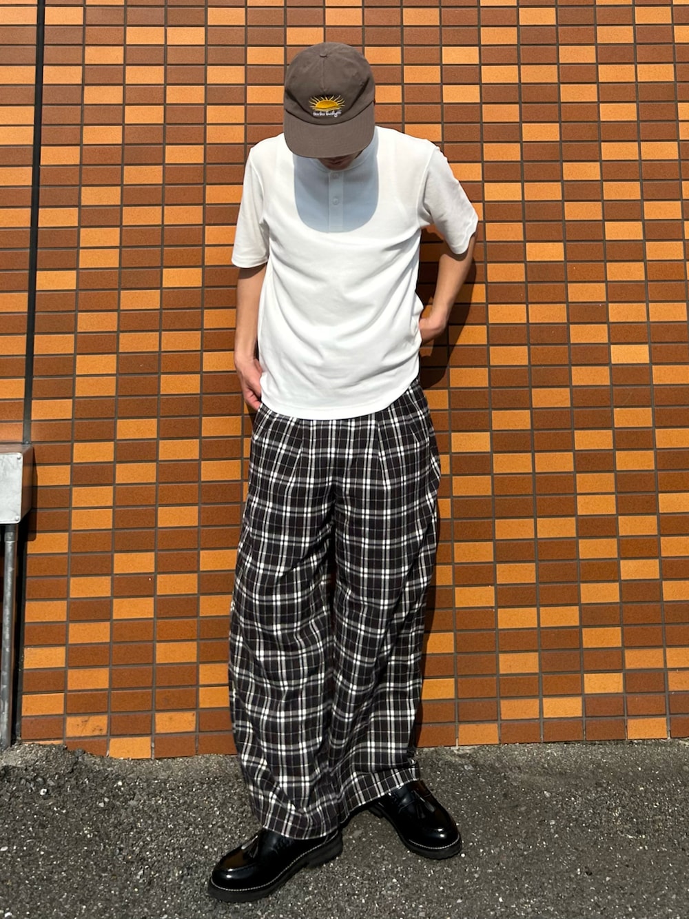 ブラック系のその他パンツ、ブラック系のローファー、ホワイト系のTシャツ/カットソーを着用したメンズの夏コーディネートの2枚目の写真