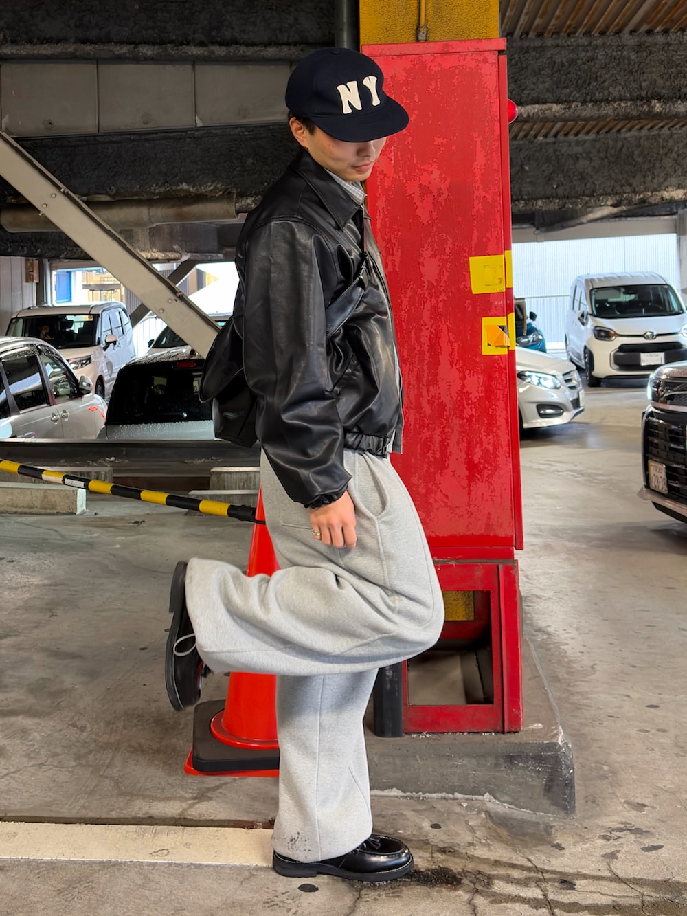 グレー系のスウェットパンツ、ブラック系のブルゾン、ブラック系のローファーを着用したメンズの春コーディネートの3枚目の写真