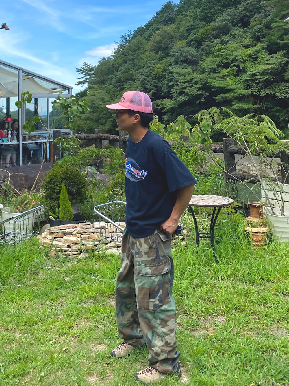 ベージュ系のスニーカー、ピンク系のキャップを着用したメンズの夏コーディネートの2枚目の写真