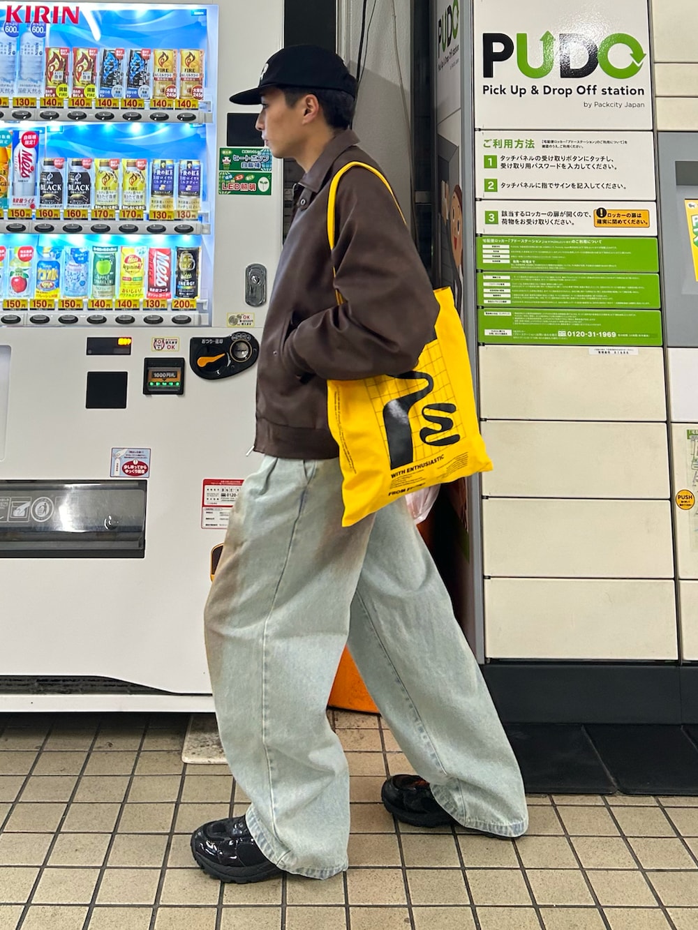 ブラウン系のブルゾン、ブルー系のデニムパンツ、グレー系のスウェットを着用したメンズの秋コーディネートの3枚目の写真