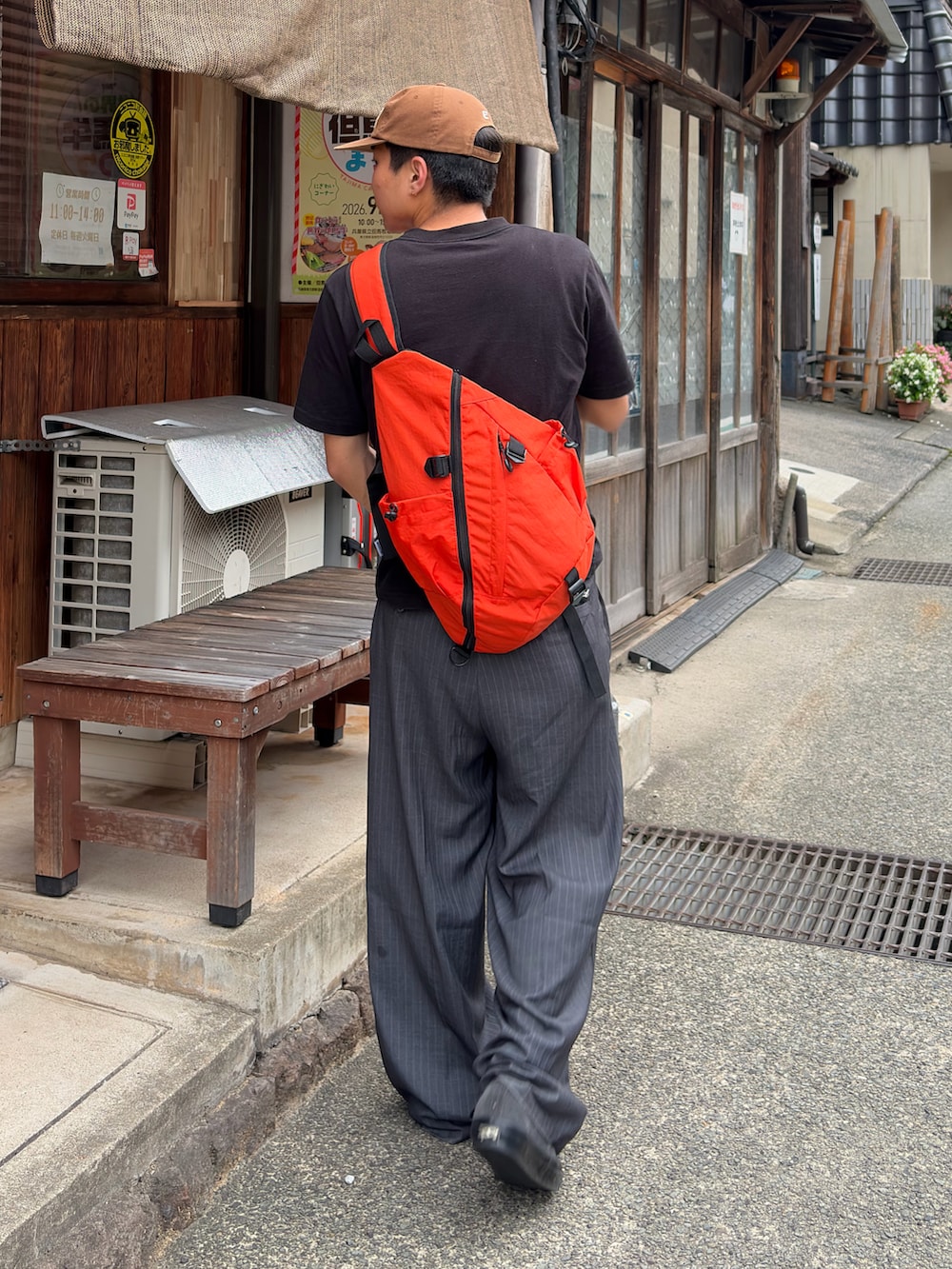 ブラック系のスニーカーを着用したメンズの秋コーディネートの2枚目の写真