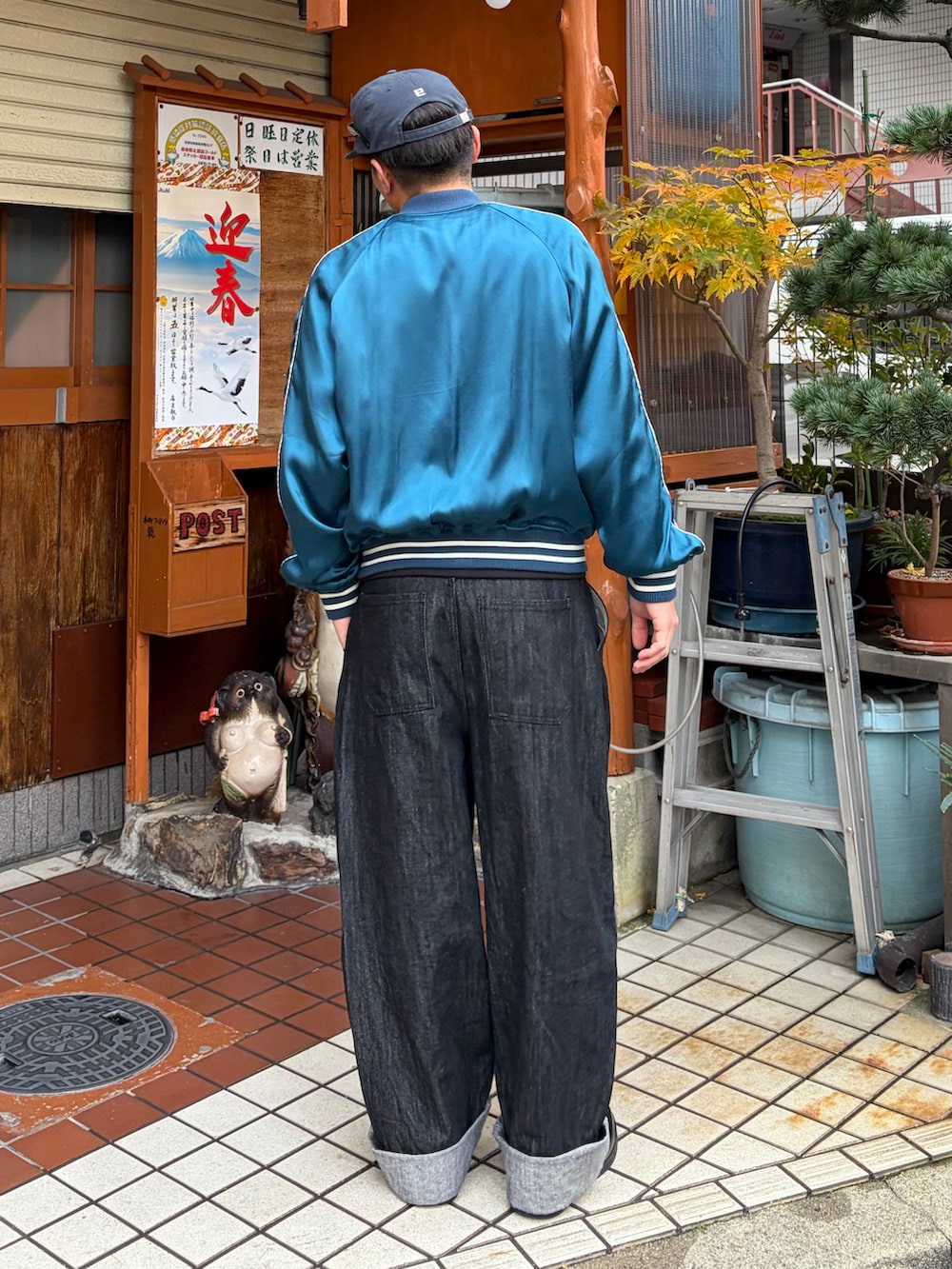 ブラック系のローファー、ブルー系のスカジャン、ブラック系のデニムパンツを着用したメンズの冬コーディネートの3枚目の写真