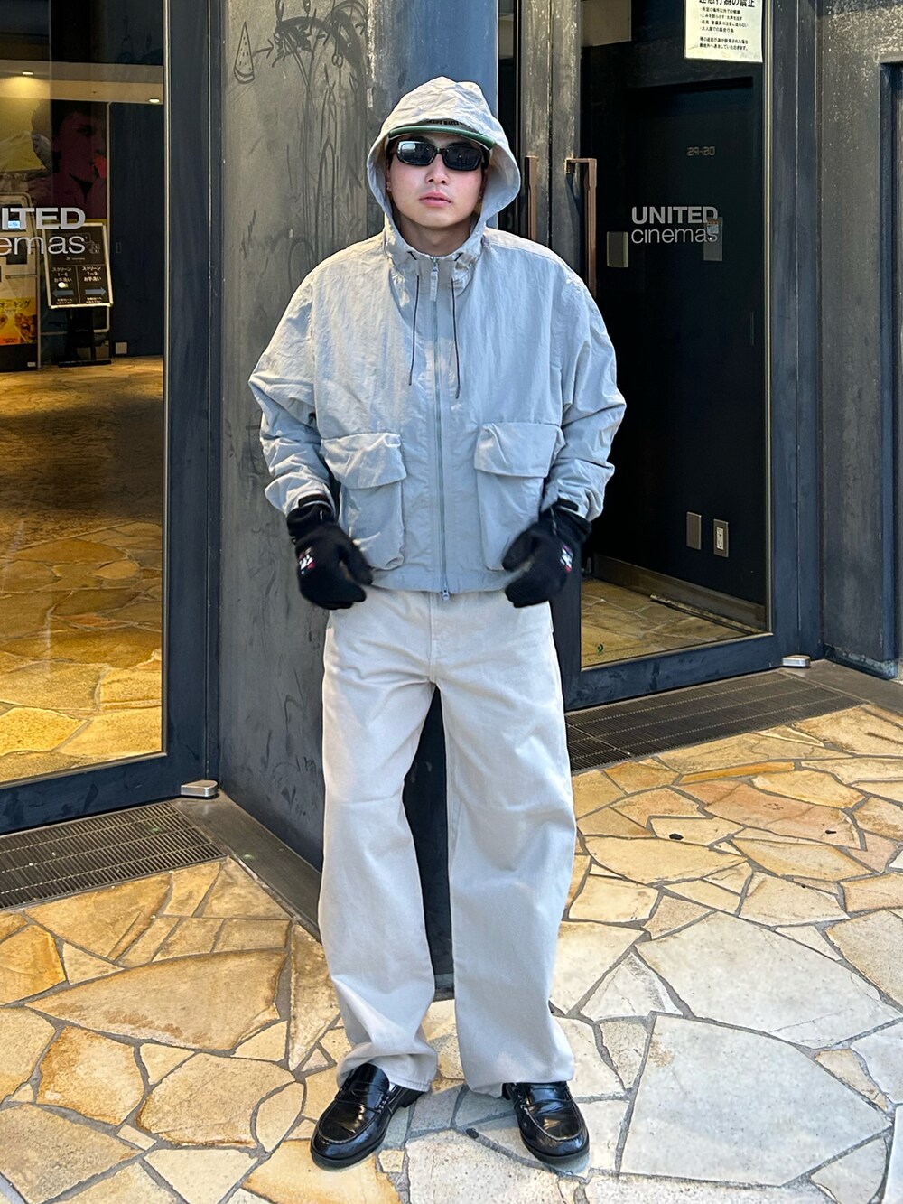 ベージュ系のデニムパンツ、ブラック系のローファー、グレー系のジャケット/アウターを着用したメンズの冬コーディネートの2枚目の写真