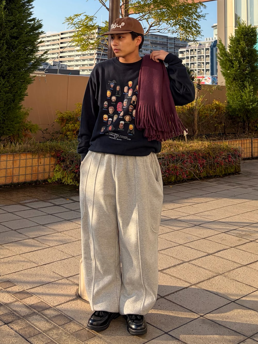 ブラック系のローファー、ブルー系のスウェット、グレー系のスウェットパンツを着用したメンズの冬コーディネートの2枚目の写真