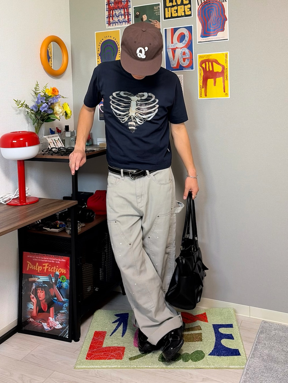 ブルー系のTシャツ/カットソー、その他のパンツ、ブラック系のスニーカーを着用したメンズの夏コーディネートの2枚目の写真