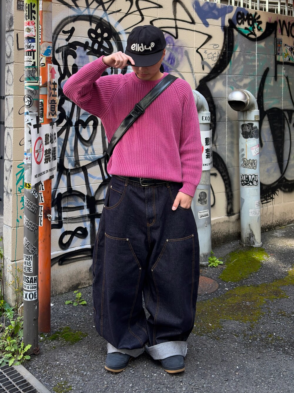 その他のメッセンジャーバッグ、その他のデニムパンツ、ピンク系のニット/セーターを着用したメンズの春コーディネートの3枚目の写真