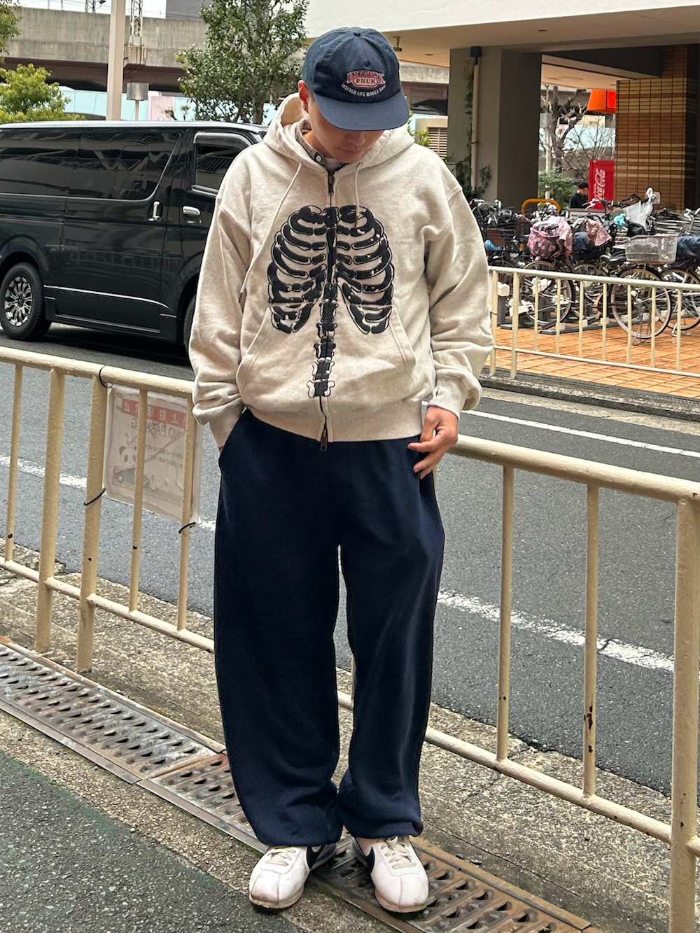「春コーデ、春服コーデ、キレイめカジュアル、お洒落さんとつながりたい、ファッションを楽しもう、シンプルスタイル、大人コーデ、パーカー、低身長男子、スウェットパンツ、キャップ、ootd、outfit、春めき満開コーデ、最近のいい感じコーデ」｜「WISH FOR EVERのHEAVY WEIGHT BONE PAINT DOUBLE ZIP HOODIE/ヘビーウエイトボーンペイントダブルジップフーディ（パーカー、グレー系）」を使った、Shimoさん（メンズ・168cm）の春コーディネートの2枚目の写真