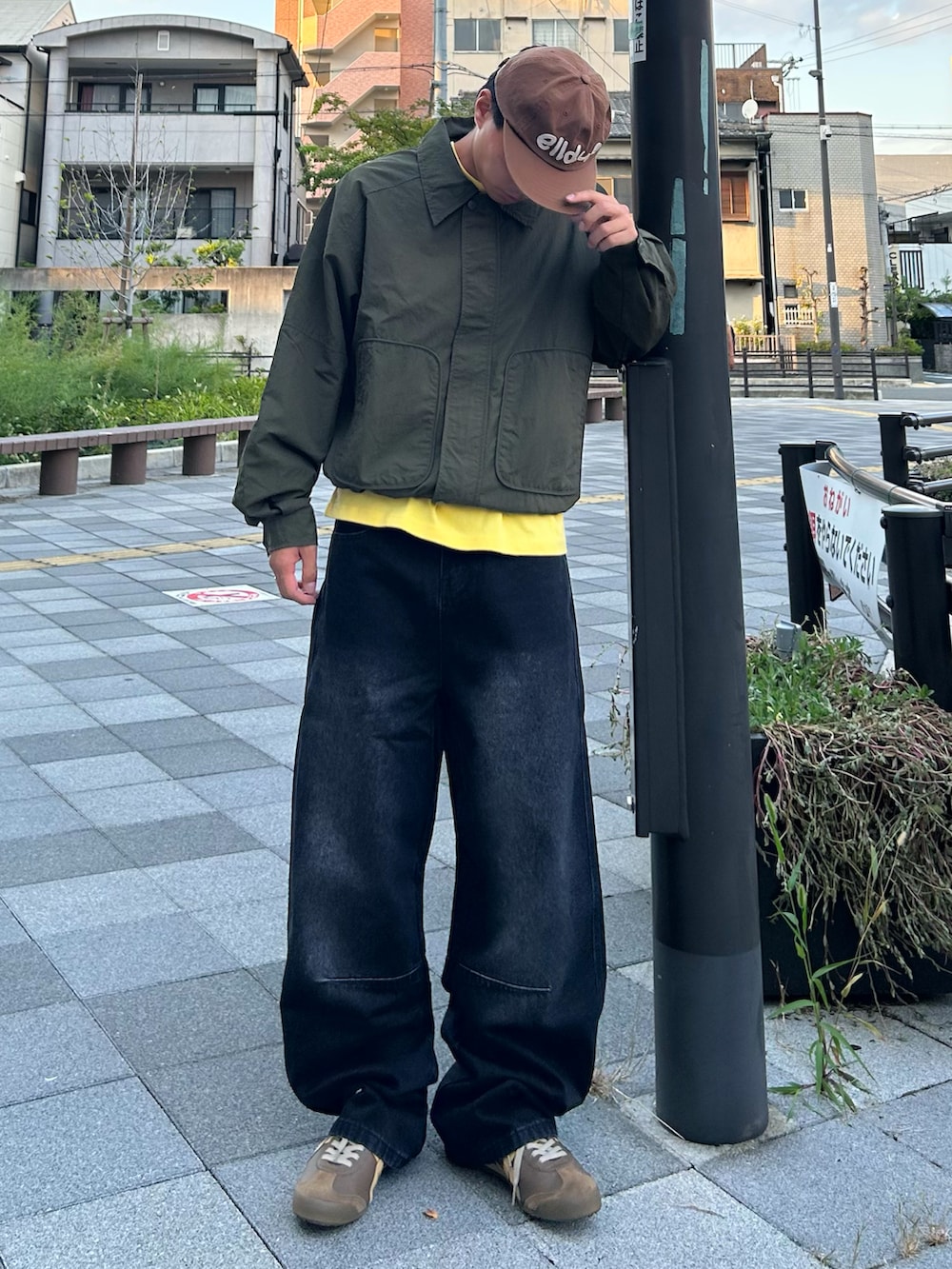 イエロー系のTシャツ/カットソー、ブラウン系のスニーカー、グリーン系のテーラードジャケットを着用したメンズの秋コーディネートの2枚目の写真