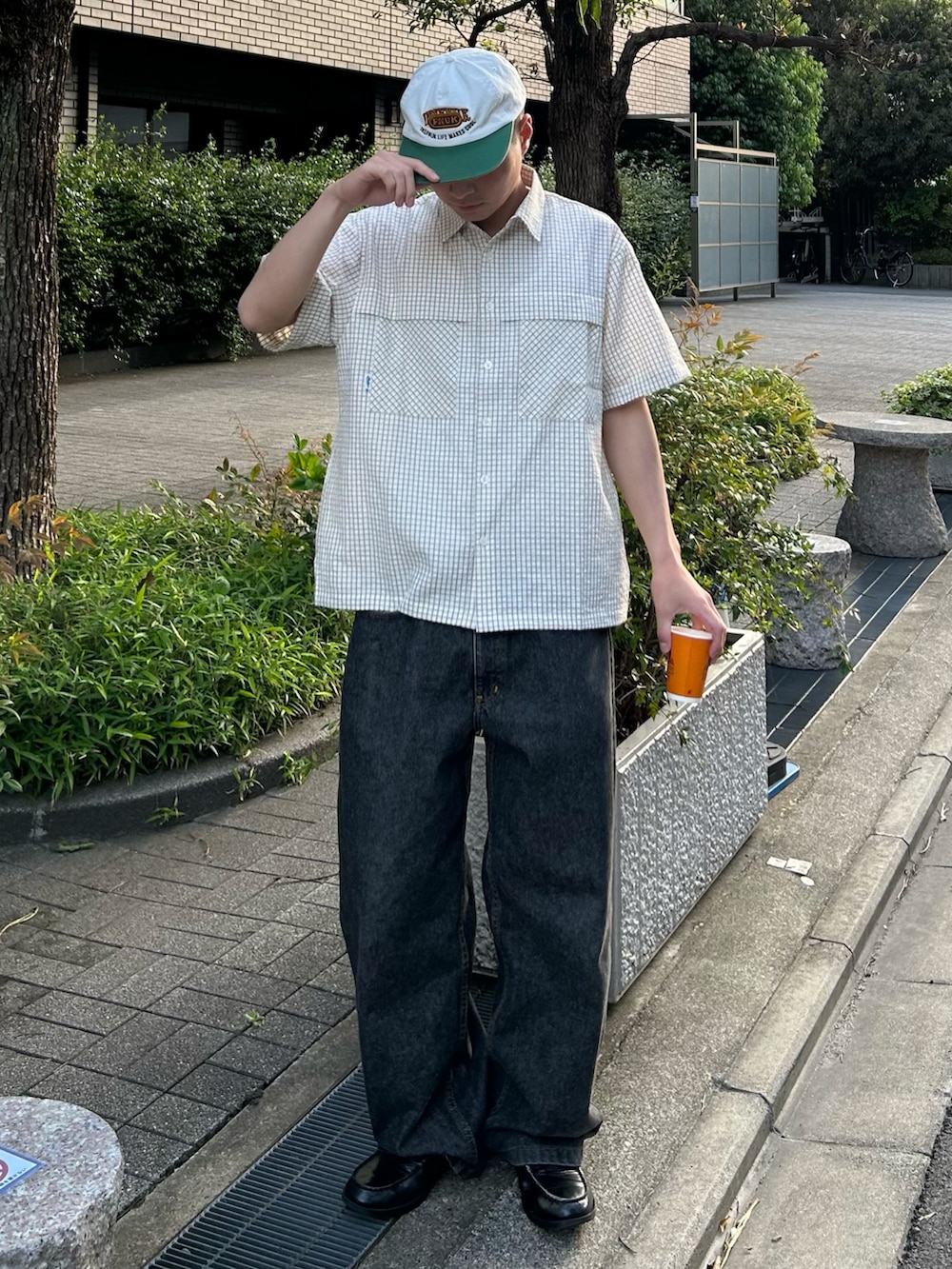 ベージュ系のシャツ/ブラウス、ブラック系のデニムパンツ、ブラウン系のローファーを着用したメンズの春コーディネートの2枚目の写真