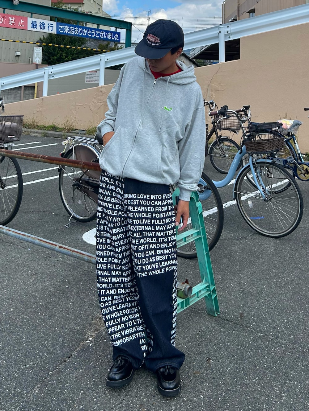 ブルー系のデニムパンツ、グレー系のパーカー、ブラック系のローファーを着用したメンズの秋コーディネートの2枚目の写真