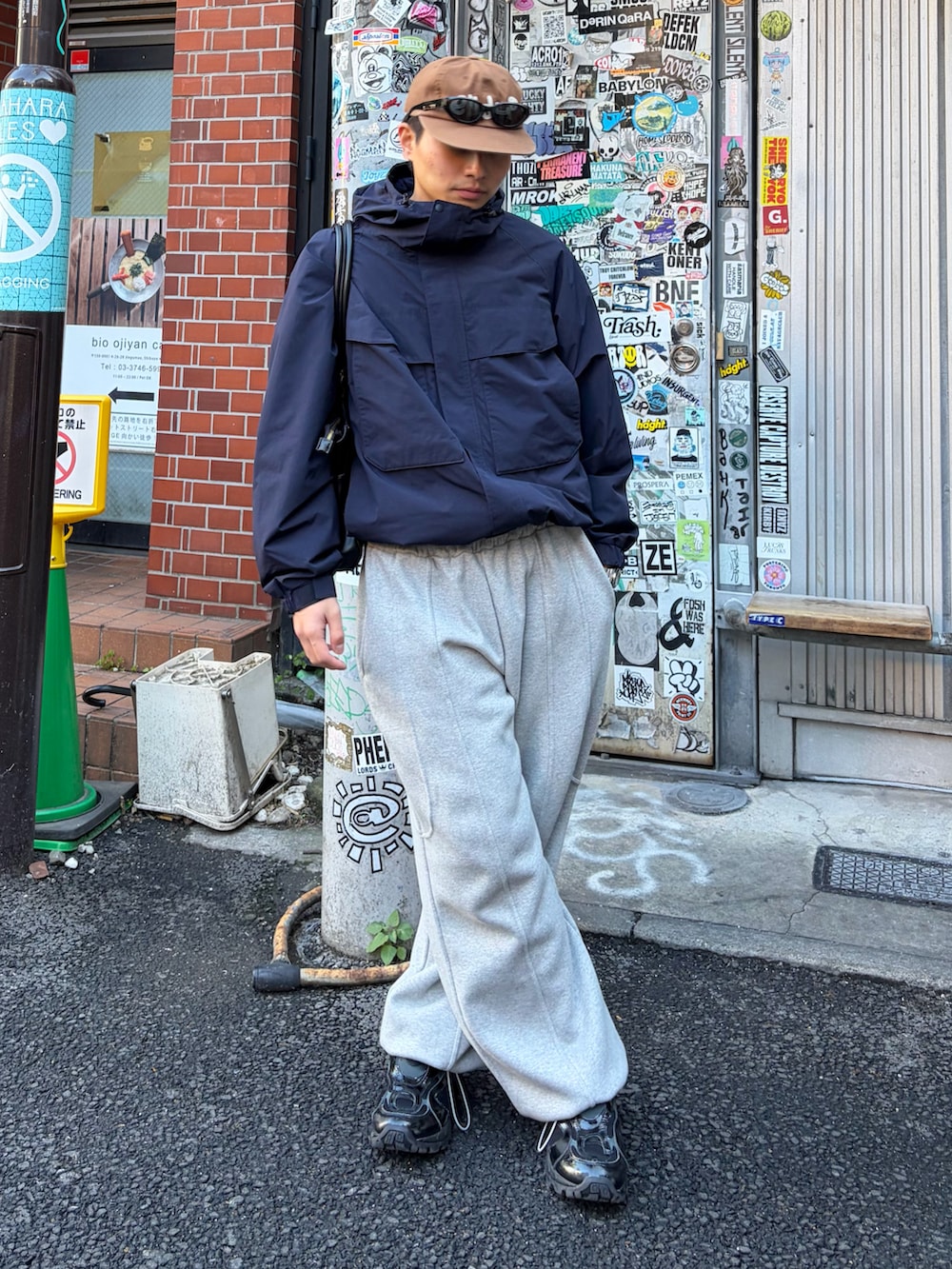 ブルー系のナイロンジャケット、グレー系のスウェットパンツ、ブラック系のスニーカーを着用したメンズの冬コーディネートの3枚目の写真