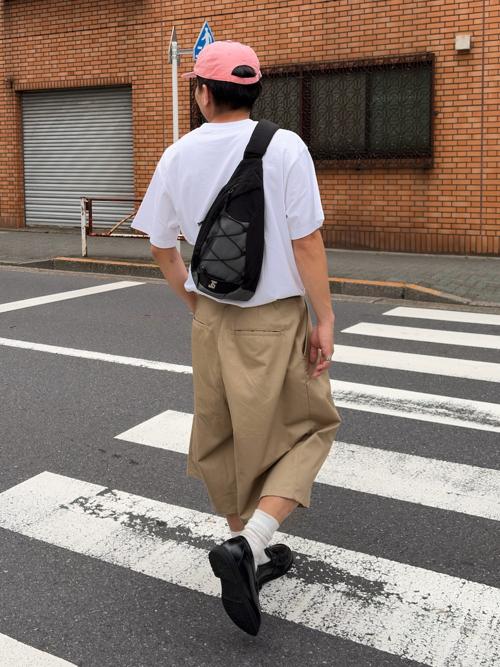ホワイト系のTシャツ/カットソー、ベージュ系のその他パンツ、ブラック系のローファーを着用したメンズの夏コーディネートの2枚目の写真