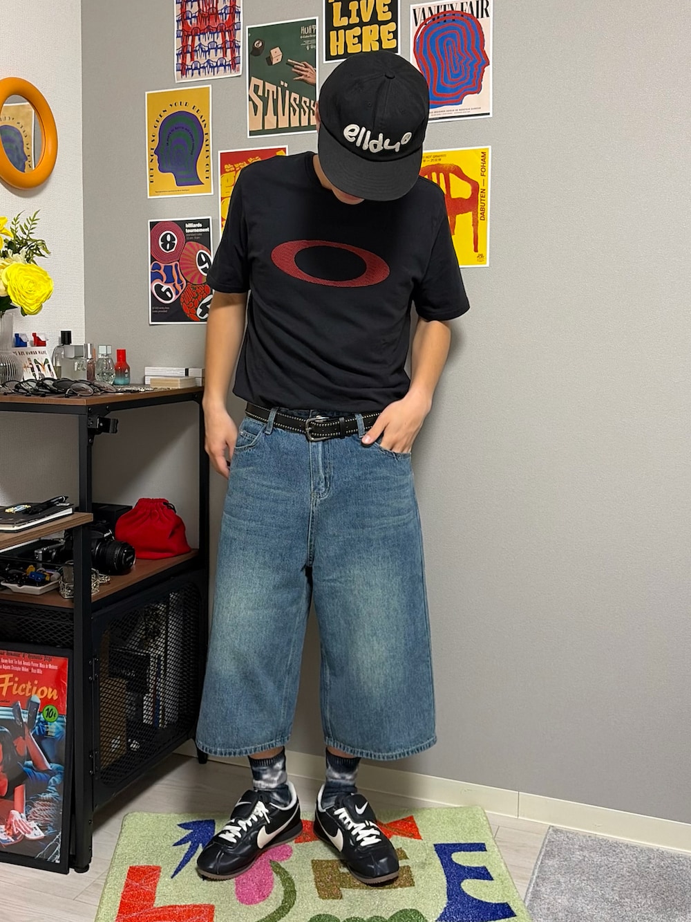 ブラック系のTシャツ/カットソー、ブルー系のデニムパンツ、ブラック系のスニーカーを着用したメンズの夏コーディネートの2枚目の写真